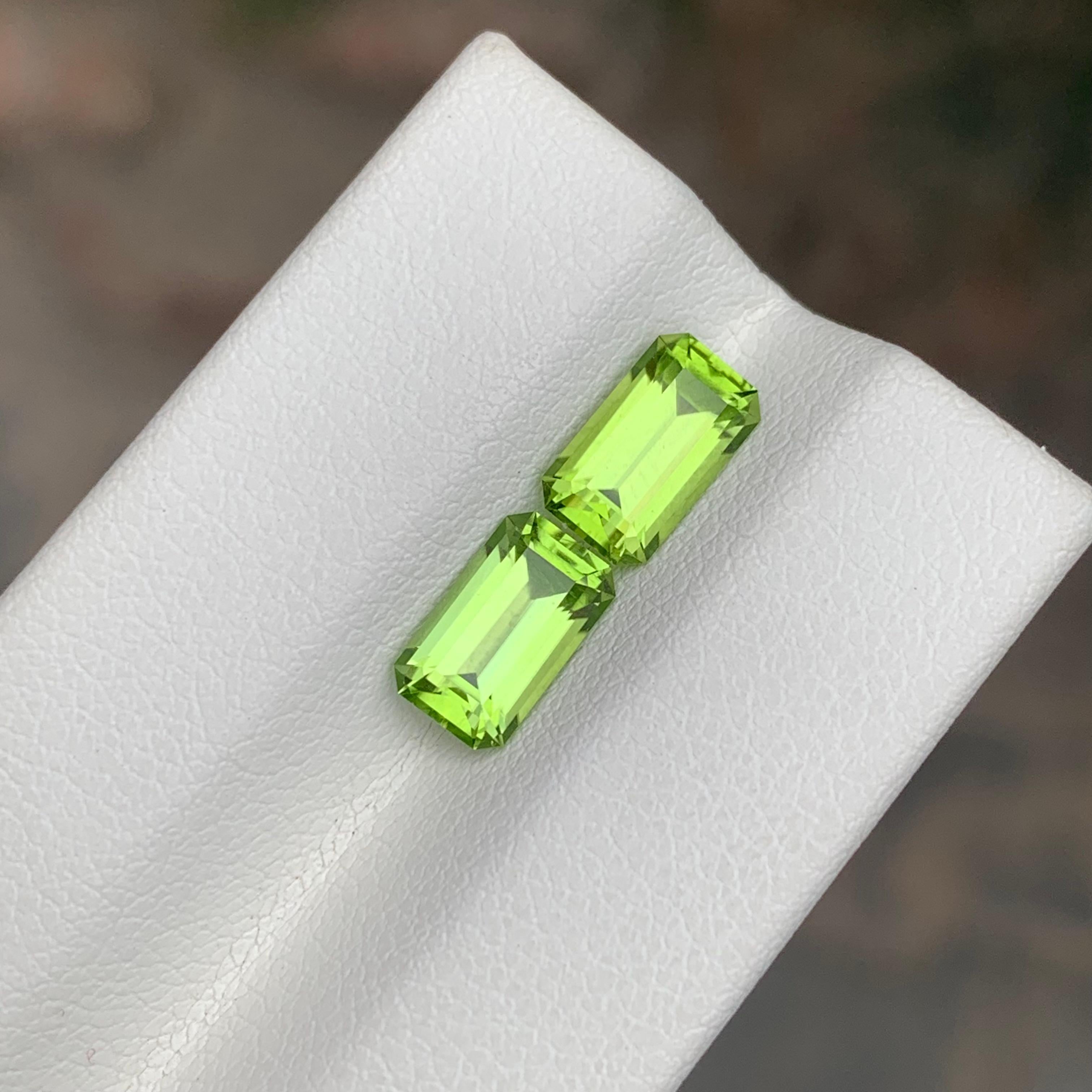 Arts and Crafts 2.95 Carat Natural Loose Peridot Matching Pairs en vente