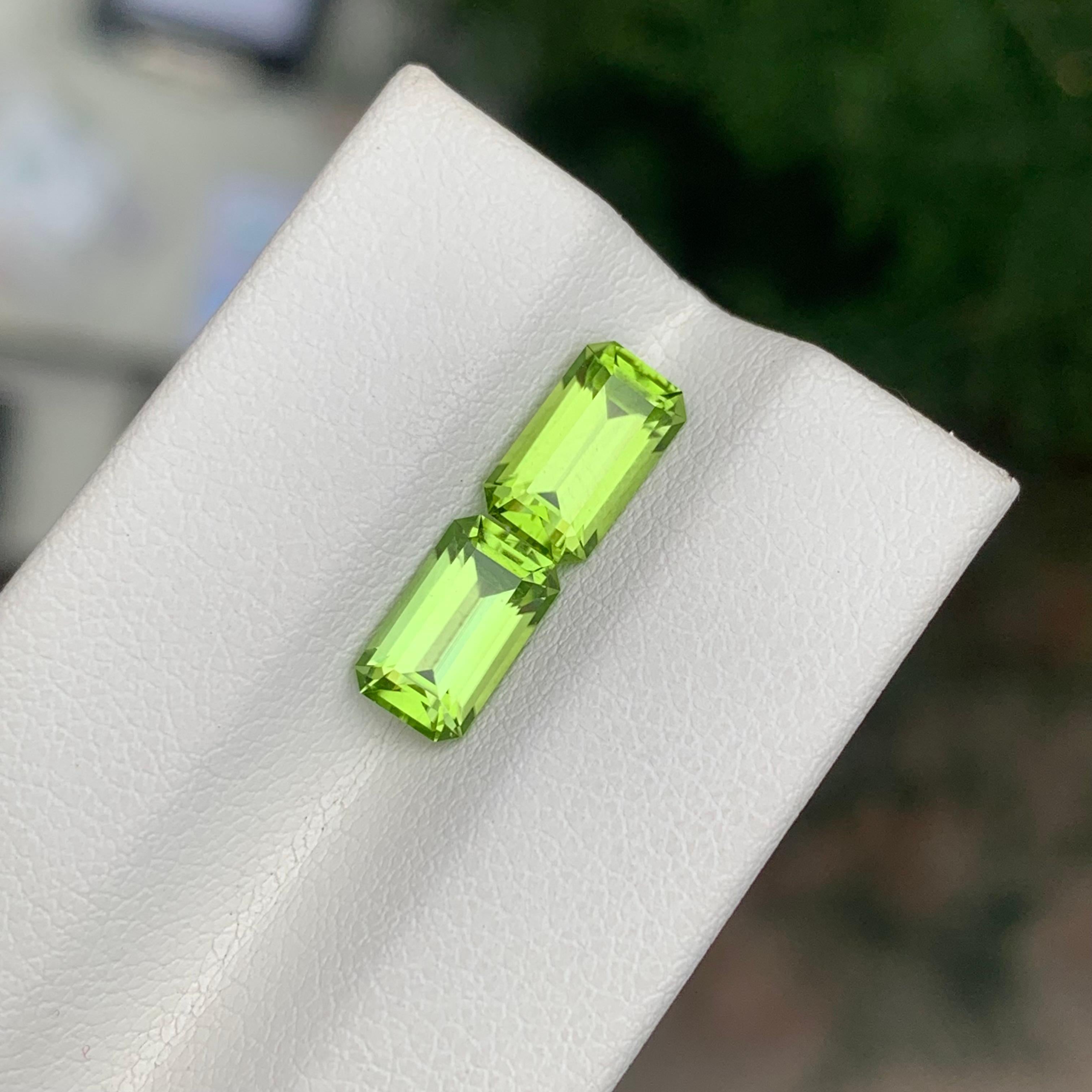 Taille émeraude 2.95 Carat Natural Loose Peridot Matching Pairs en vente