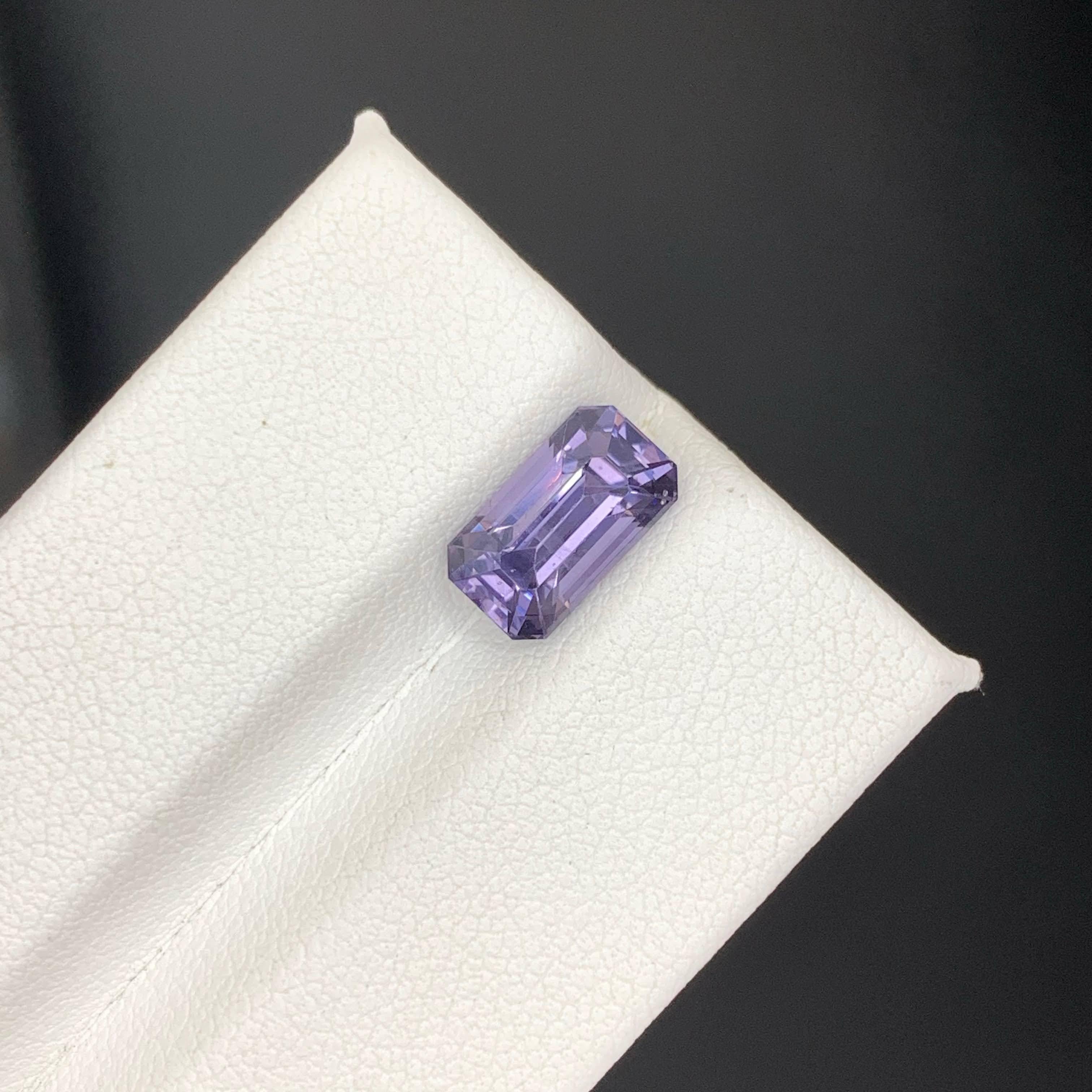 2,95 Karat natürlicher loser lila Spinell Stein Smaragdschliff tansanischer Edelstein im Angebot 1