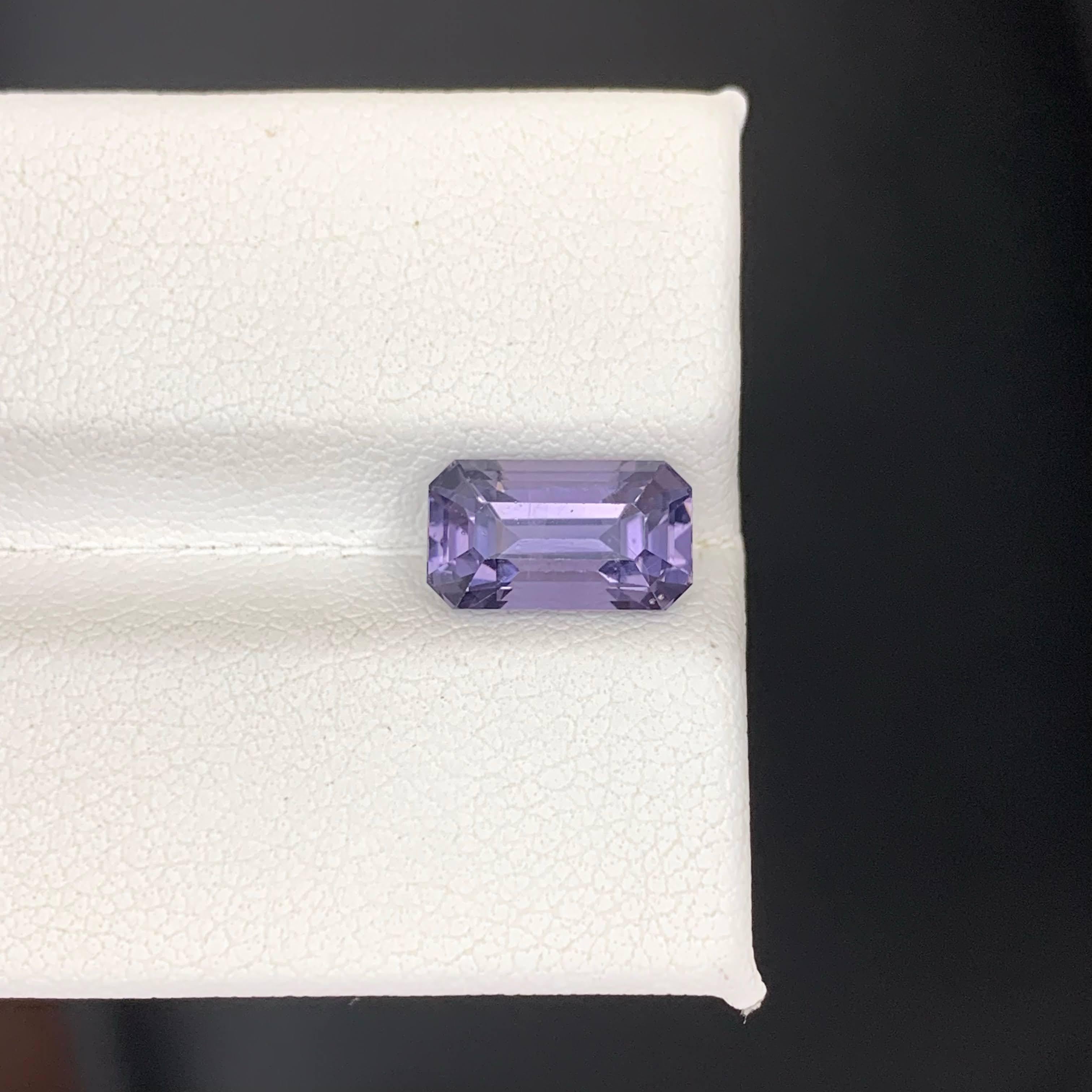 2,95 Karat natürlicher loser lila Spinell Stein Smaragdschliff tansanischer Edelstein im Angebot 3