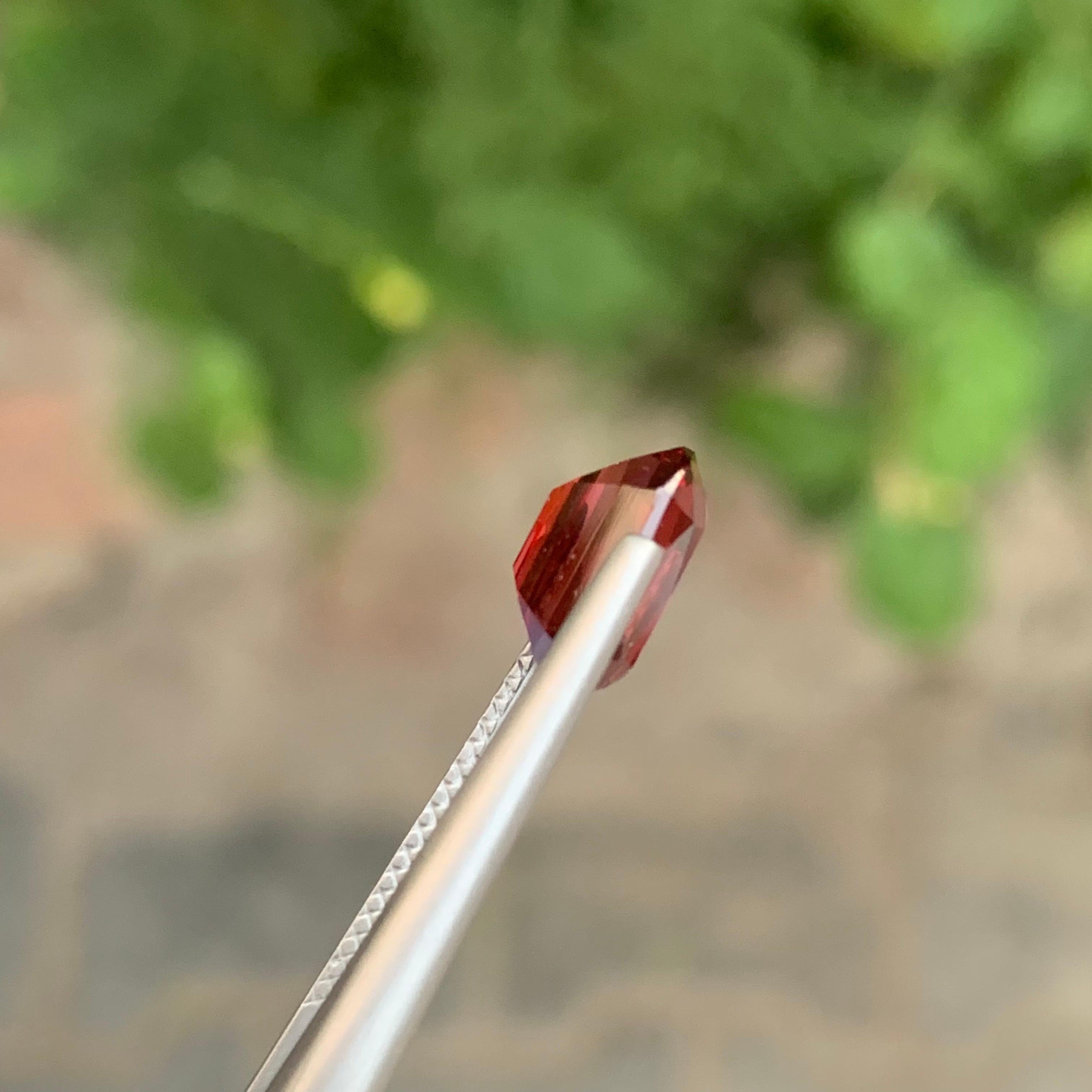 Gema suelta de granate rodolita natural de 2.95 quilates en forma de cojín en Nuevo estado para la venta en Peshawar, PK
