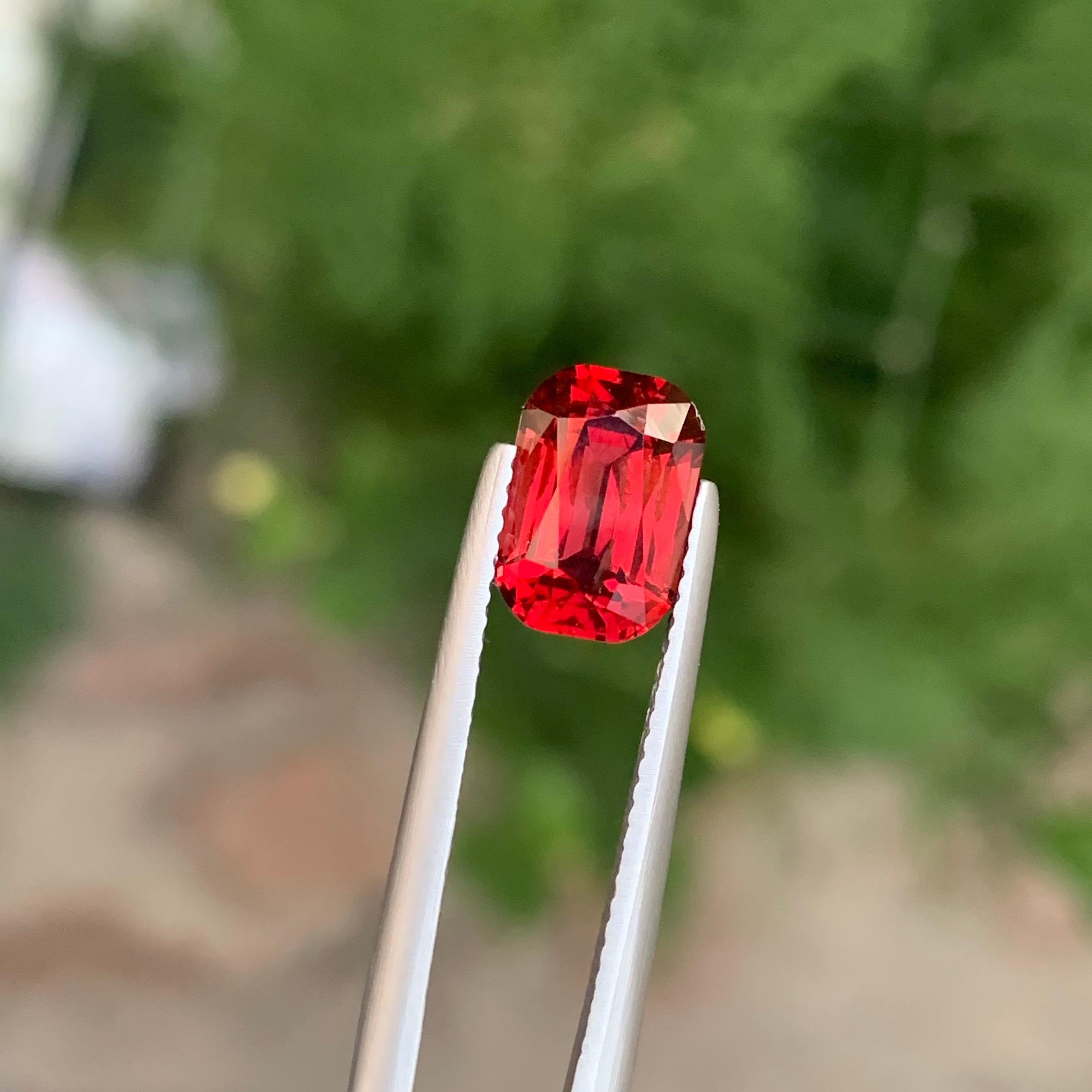 Gema suelta de granate rodolita natural de 2.95 quilates en forma de cojín en venta 1