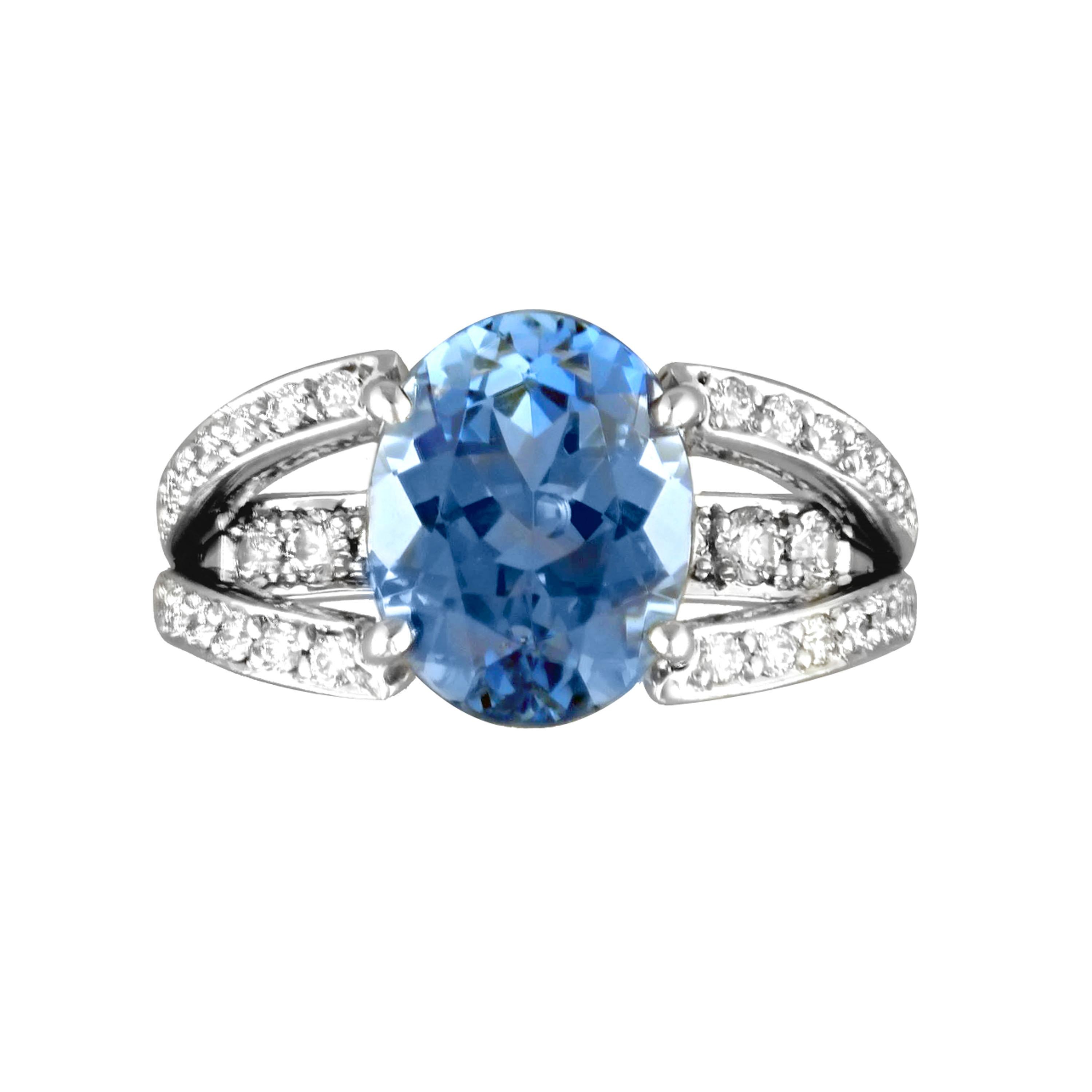 Very rare intense blue 2.95 ct. oval Aquamarine from the Tatu mines in Brazil, set in Platinum with 24K Gold hand engraved shaped inlay using the technique created and patented by Zoltan David (US Patent #6594901). There are .70 ct. total of DEF