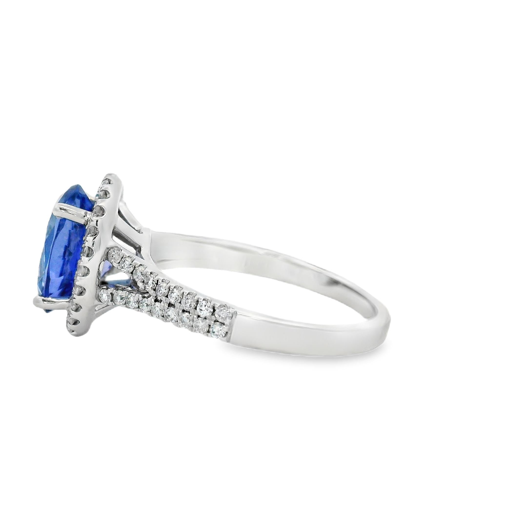 Anillo halo de tanzanita ovalada y diamante de 2,95 quilates en oro blanco de 10 quilates talla 7 Contemporáneo en venta