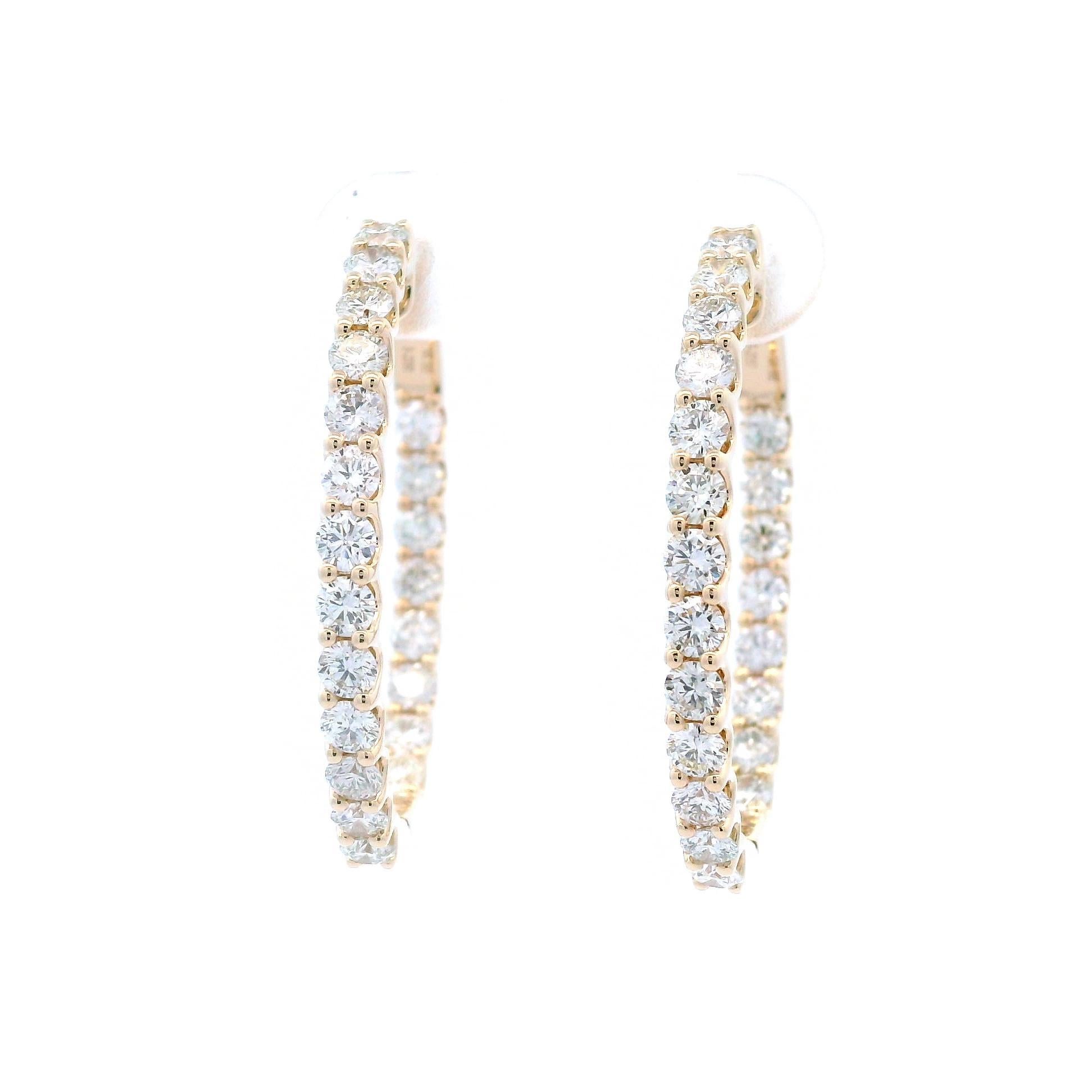 Boucles d'oreilles classiques en or jaune ornées de diamants ronds naturels.
42 diamants ronds de taille brillant, 2,95 carats au total. Couleur approximative I et pureté VS1. En or jaune 14k, serti à quatre griffes, 7,92 grammes.
Sur demande, une