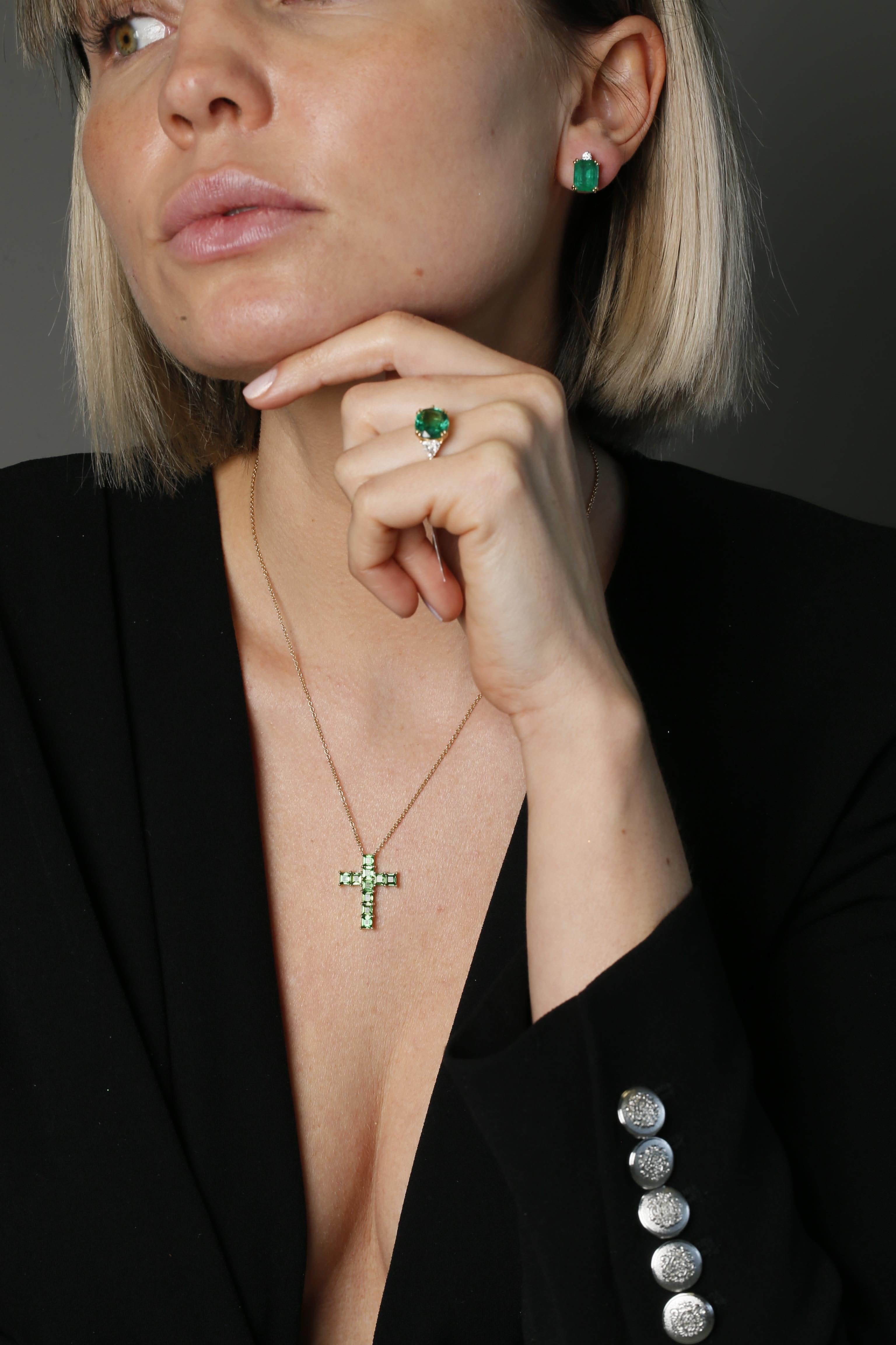 Women's or Men's 2.95 Carat Tsavorite 18K Yellow Gold Cross Pendant Necklace For Sale