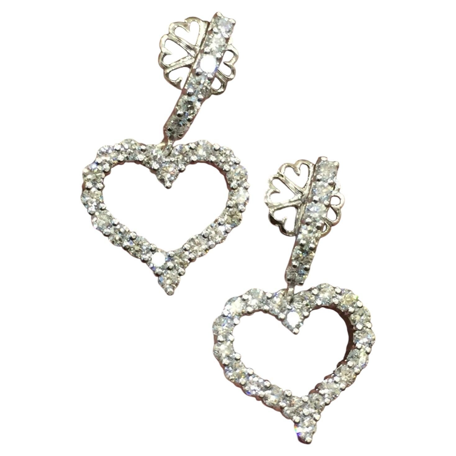 2.95 Carats F/VS1 Diamants ronds et brillants Boucles d'oreilles pendantes en forme de coeur Or blanc 18K