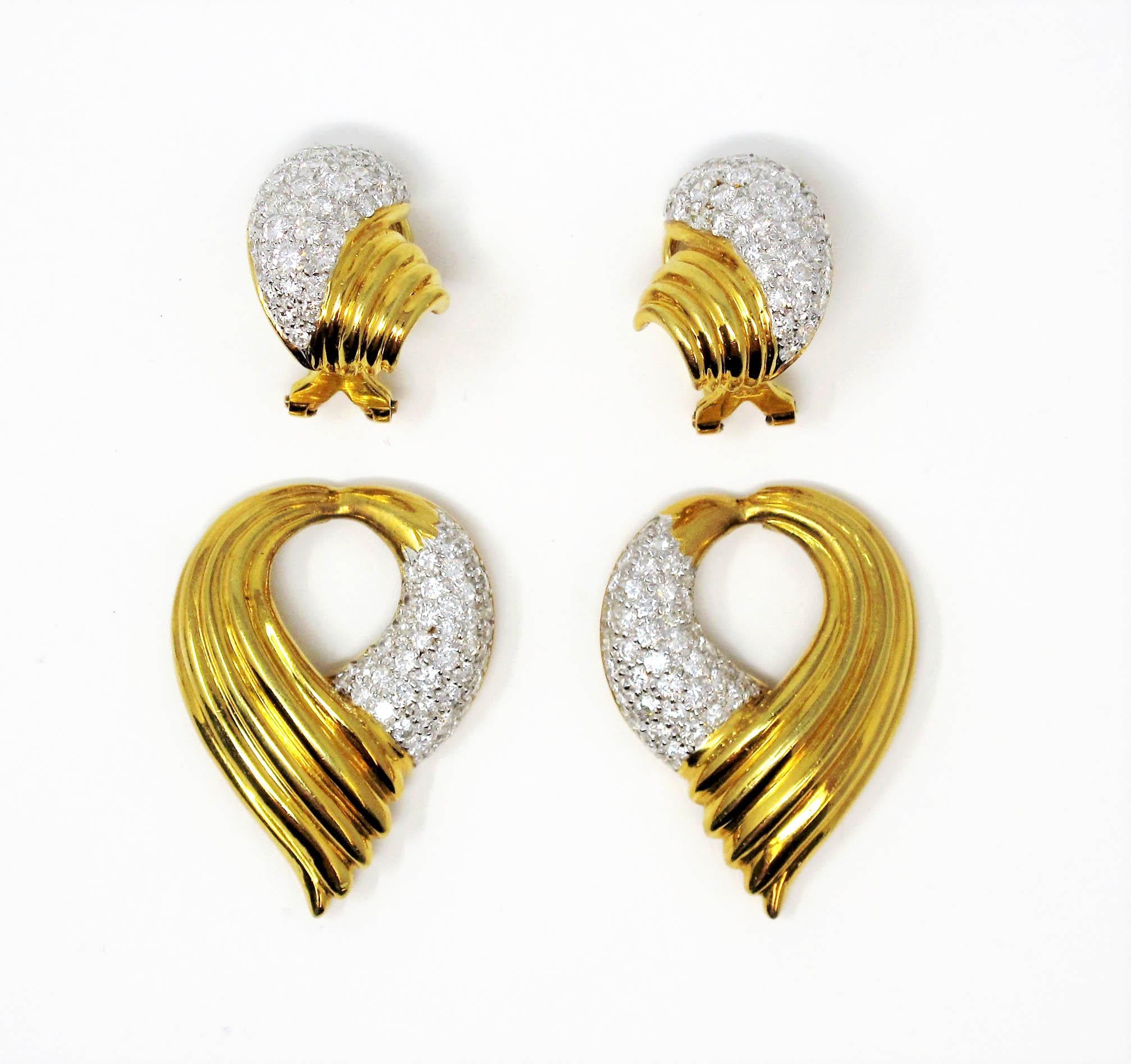 Spectacular pave diamond and 18 karat gold door knocker earrings. Featuring a grooved polished gold body with domed pave diamond embellishments, we love how these versatile beauties can be worn with or without the optional dangle. When worn alone,