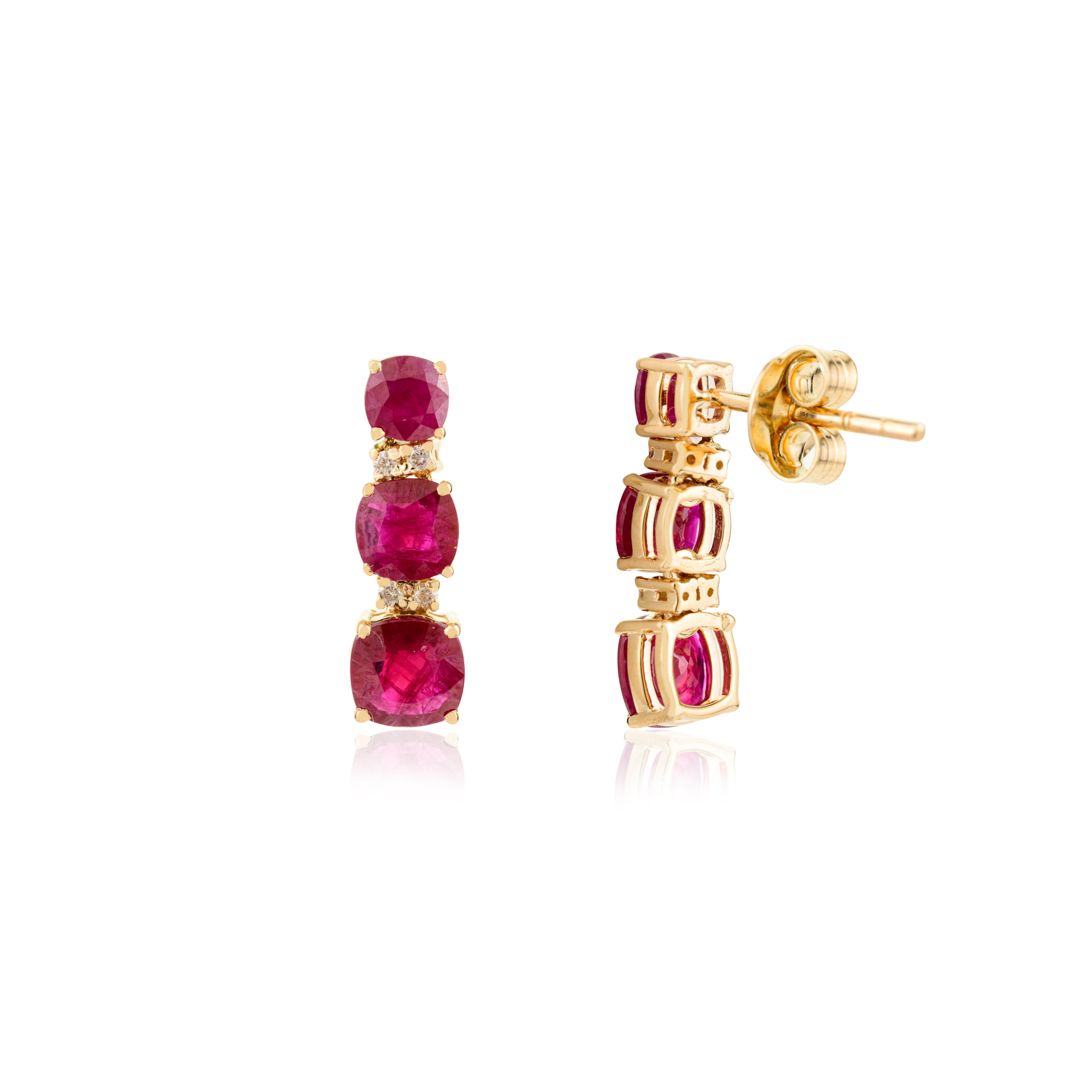 Pendientes colgantes de tres piedras de rubí de 2,95 quilates con diamantes en oro amarillo de 14k Moderno en venta