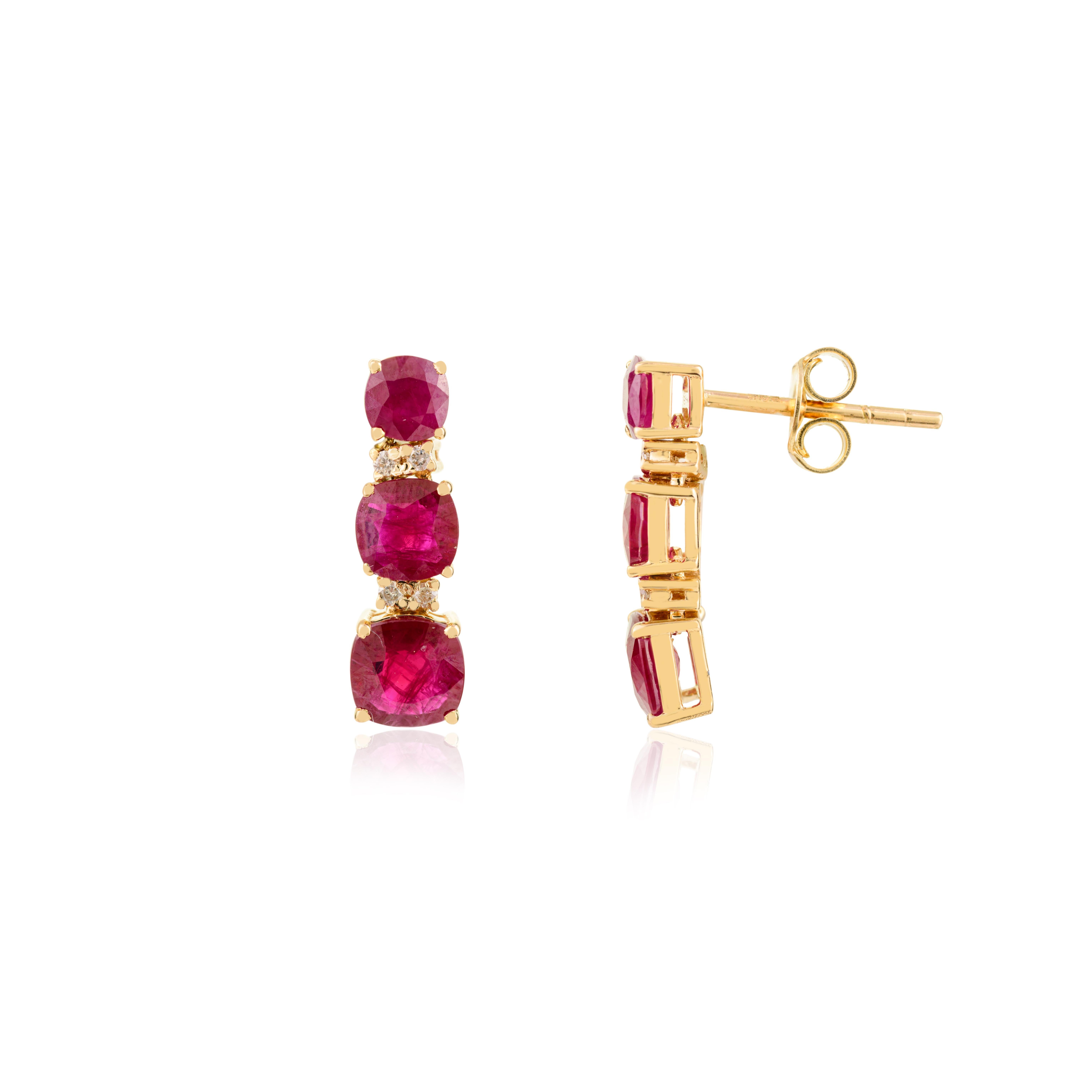 Pendientes colgantes de tres piedras de rubí de 2,95 quilates con diamantes en oro amarillo de 14k en Nuevo estado para la venta en New York, NY