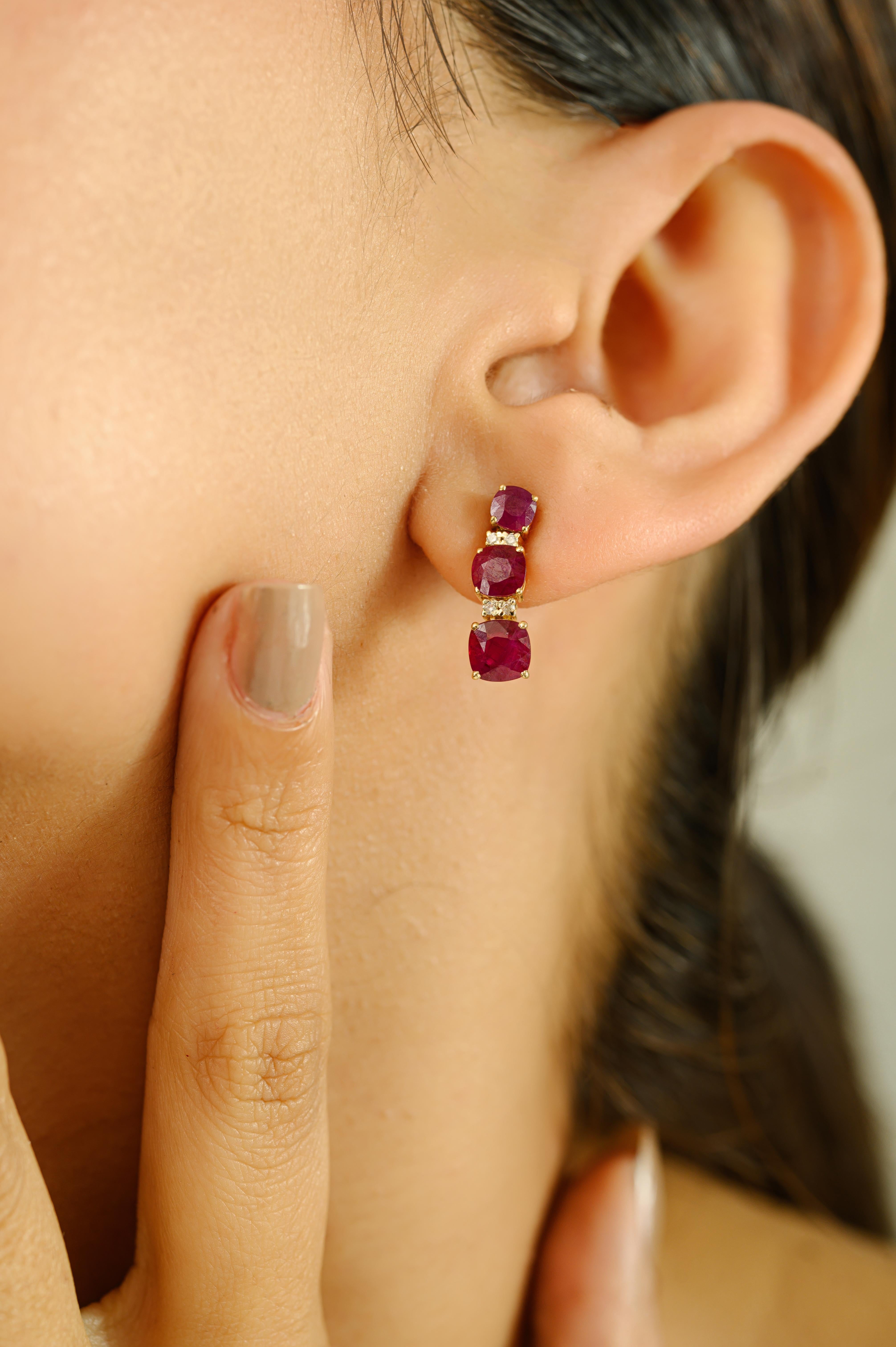 De las mujeres Pendientes colgantes de tres piedras de rubí de 2,95 quilates con diamantes en oro amarillo de 14k en venta