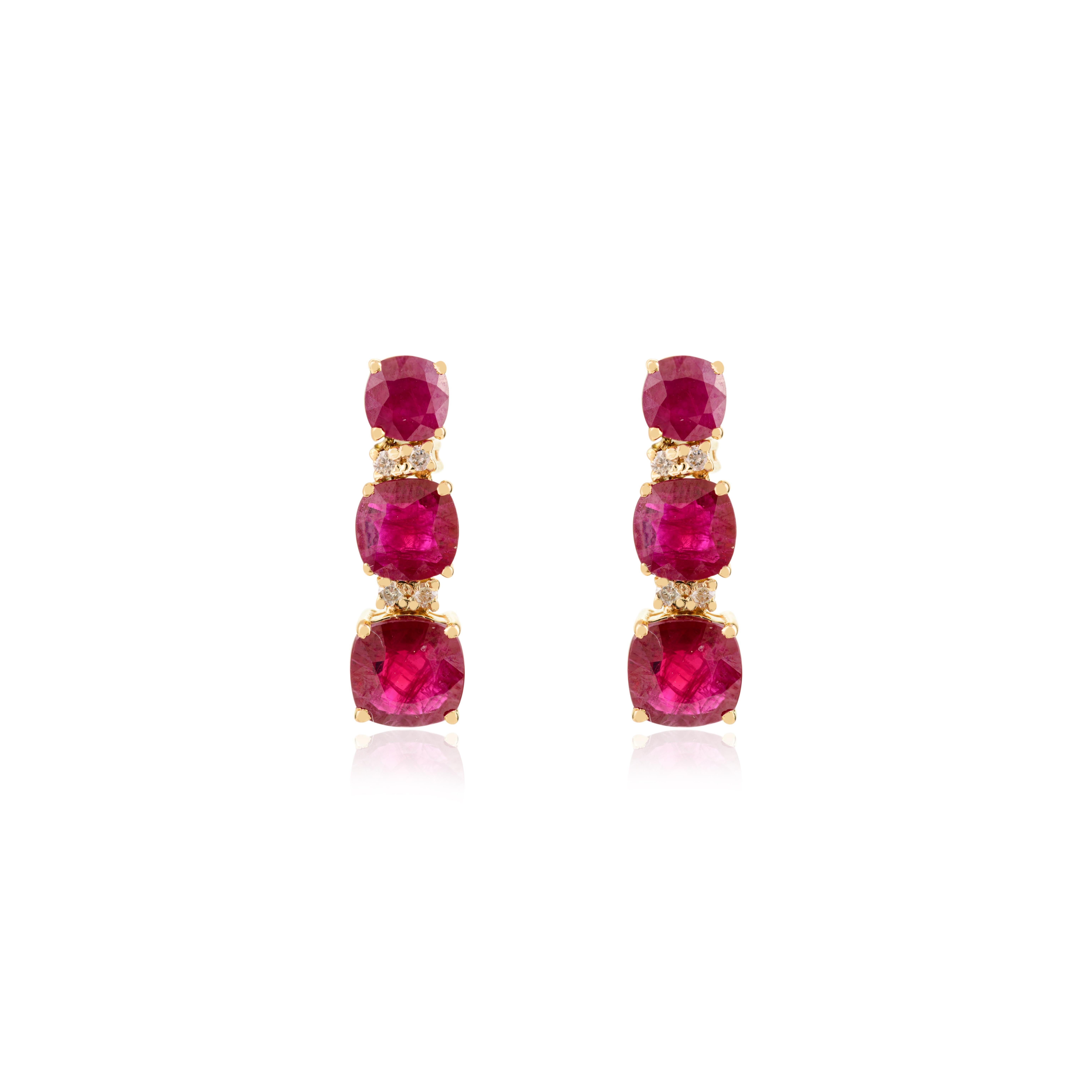 Pendientes colgantes de tres piedras de rubí de 2,95 quilates con diamantes en oro amarillo de 14k en venta 1