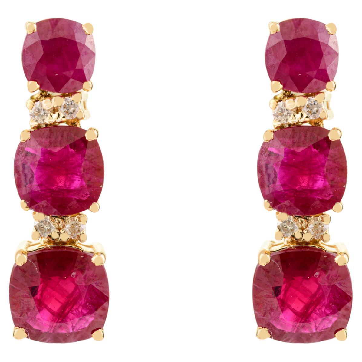 Pendientes colgantes de tres piedras de rubí de 2,95 quilates con diamantes en oro amarillo de 14k en venta
