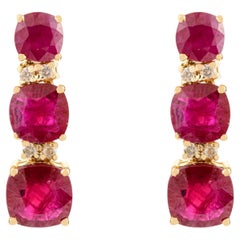 Pendientes colgantes de tres piedras de rubí de 2,95 quilates con diamantes en oro amarillo de 14k