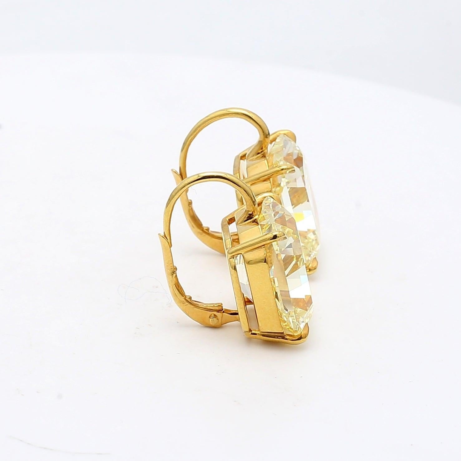 Taille radiant Pendants d'oreilles en or 18 carats avec diamant jaune fantaisie taille radiant 29,57 carats VVS2 en vente