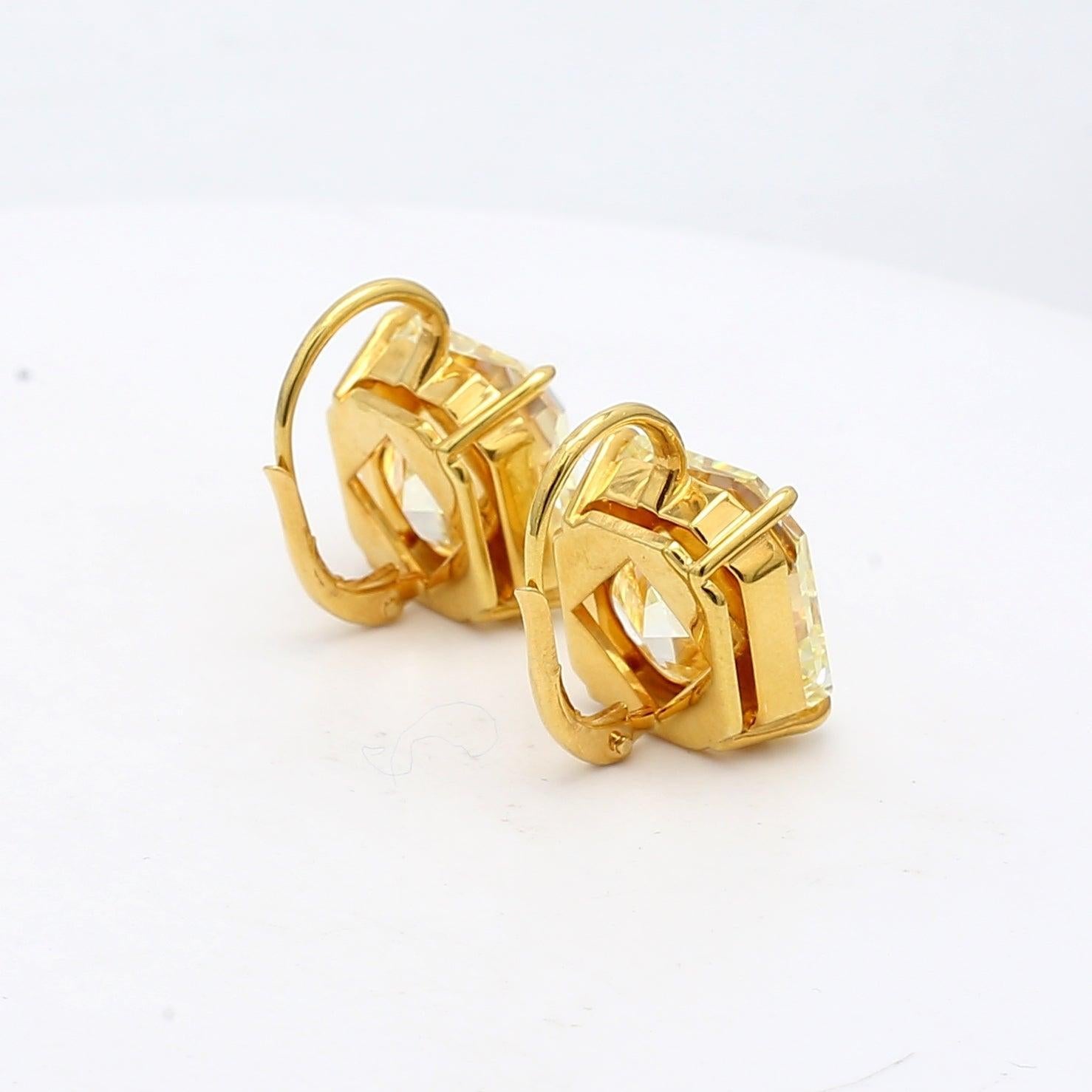 Pendants d'oreilles en or 18 carats avec diamant jaune fantaisie taille radiant 29,57 carats VVS2 Neuf - En vente à New York, NY