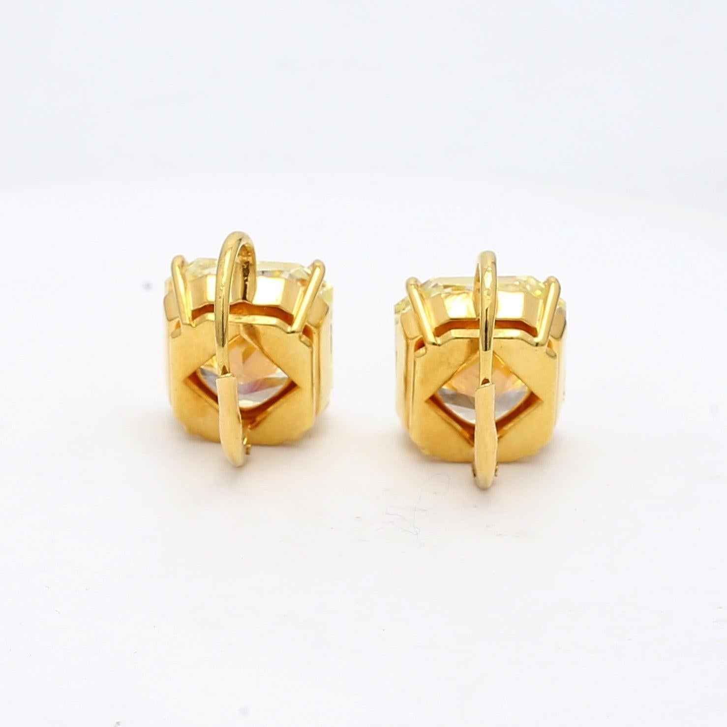 Pendants d'oreilles en or 18 carats avec diamant jaune fantaisie taille radiant 29,57 carats VVS2 Pour femmes en vente