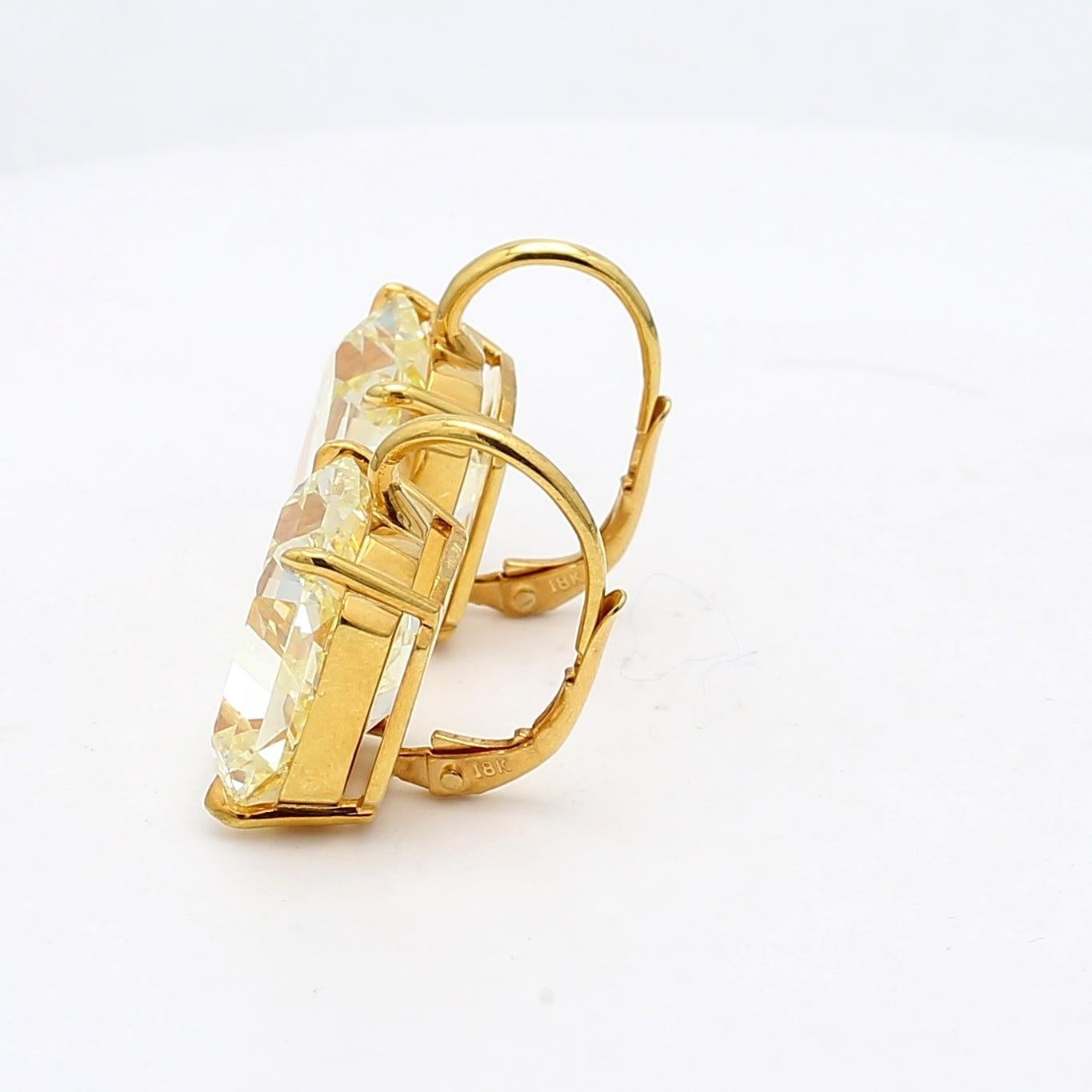 Pendants d'oreilles en or 18 carats avec diamant jaune fantaisie taille radiant 29,57 carats VVS2 en vente 2