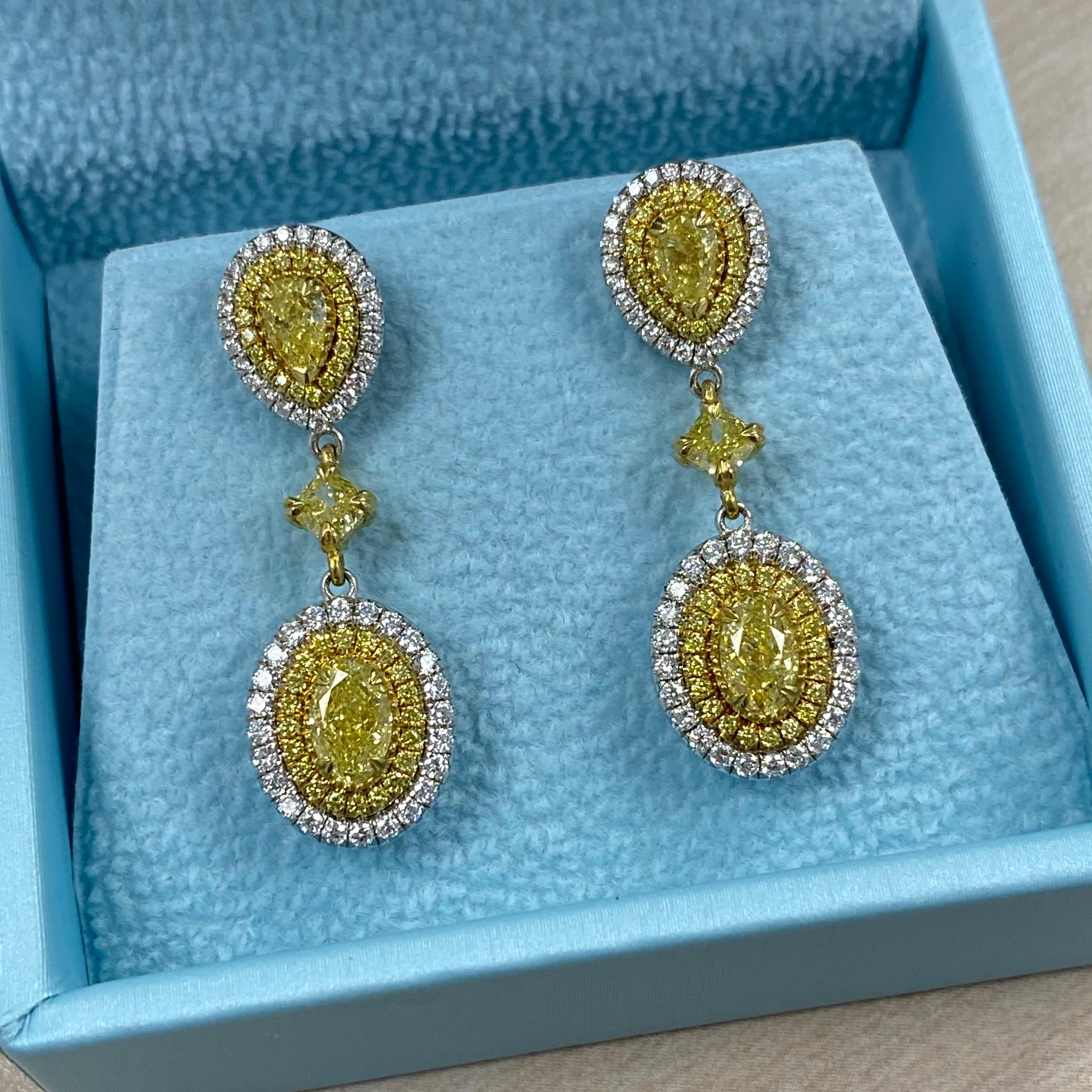 Pendientes colgantes de diamantes de 2,95 ct, corte ovalado amarillo fantasía natural, oro de dos tonos de 18k Corte oval en venta