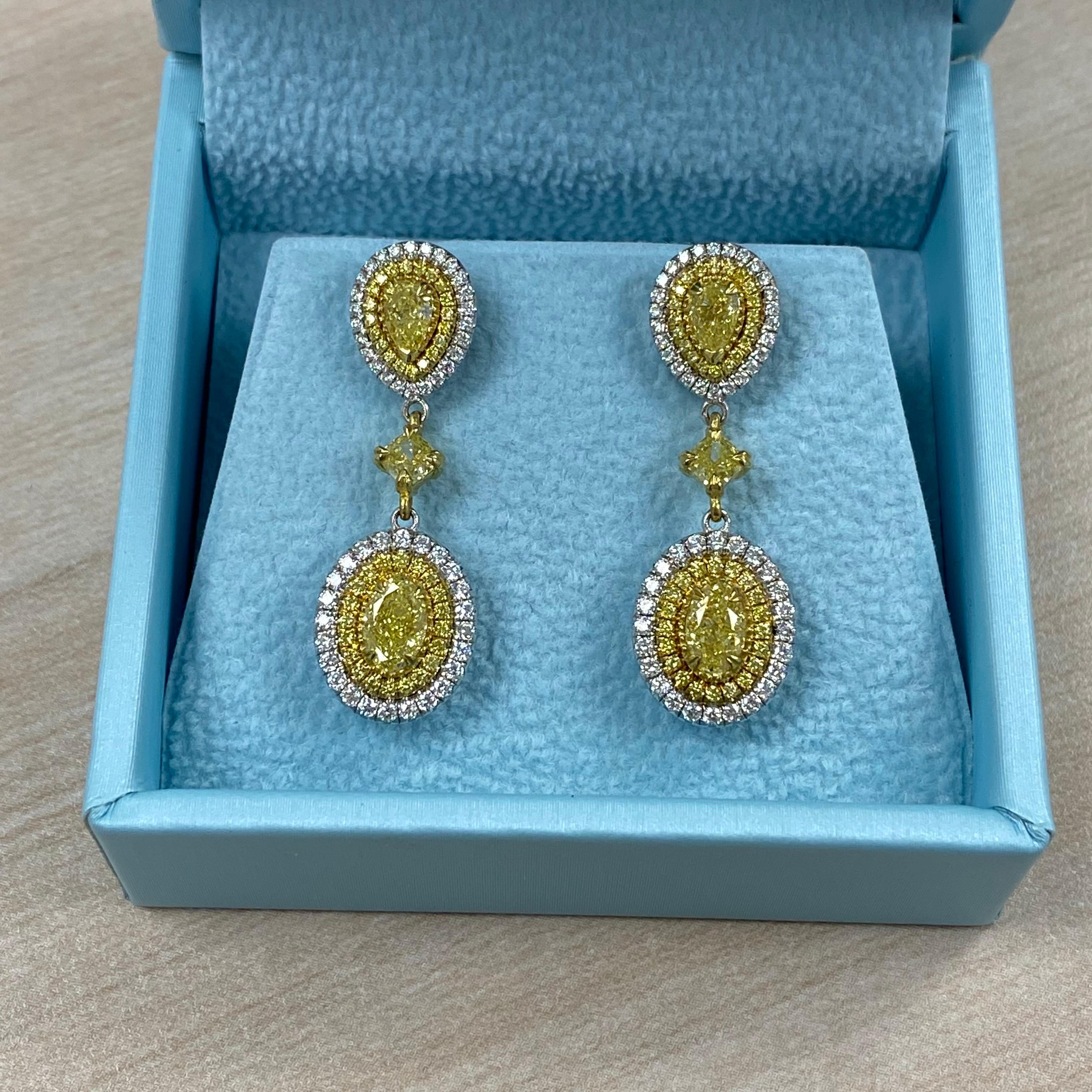 Pendientes colgantes de diamantes de 2,95 ct, corte ovalado amarillo fantasía natural, oro de dos tonos de 18k en Nuevo estado para la venta en New York, NY