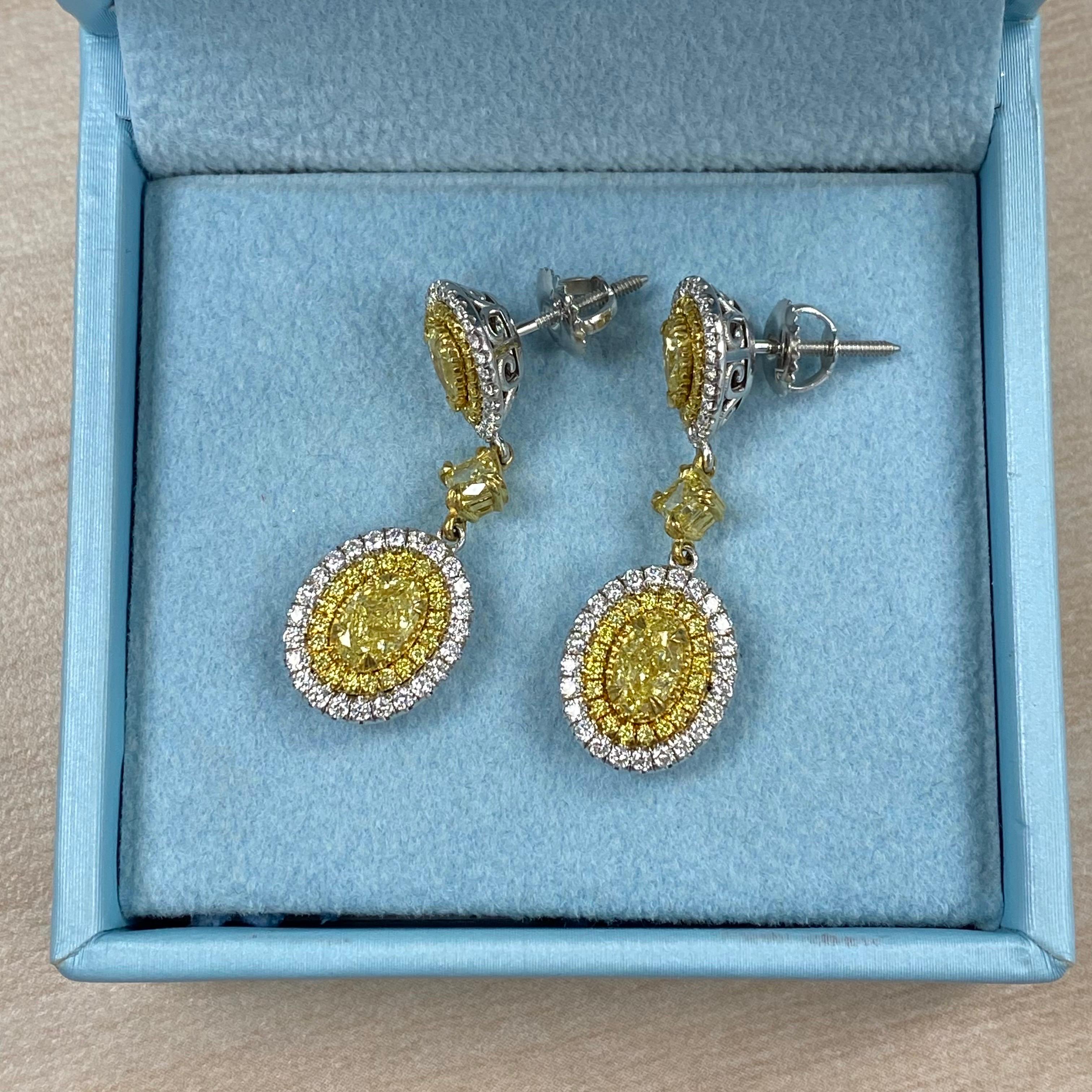 Pendientes colgantes de diamantes de 2,95 ct, corte ovalado amarillo fantasía natural, oro de dos tonos de 18k en venta 1