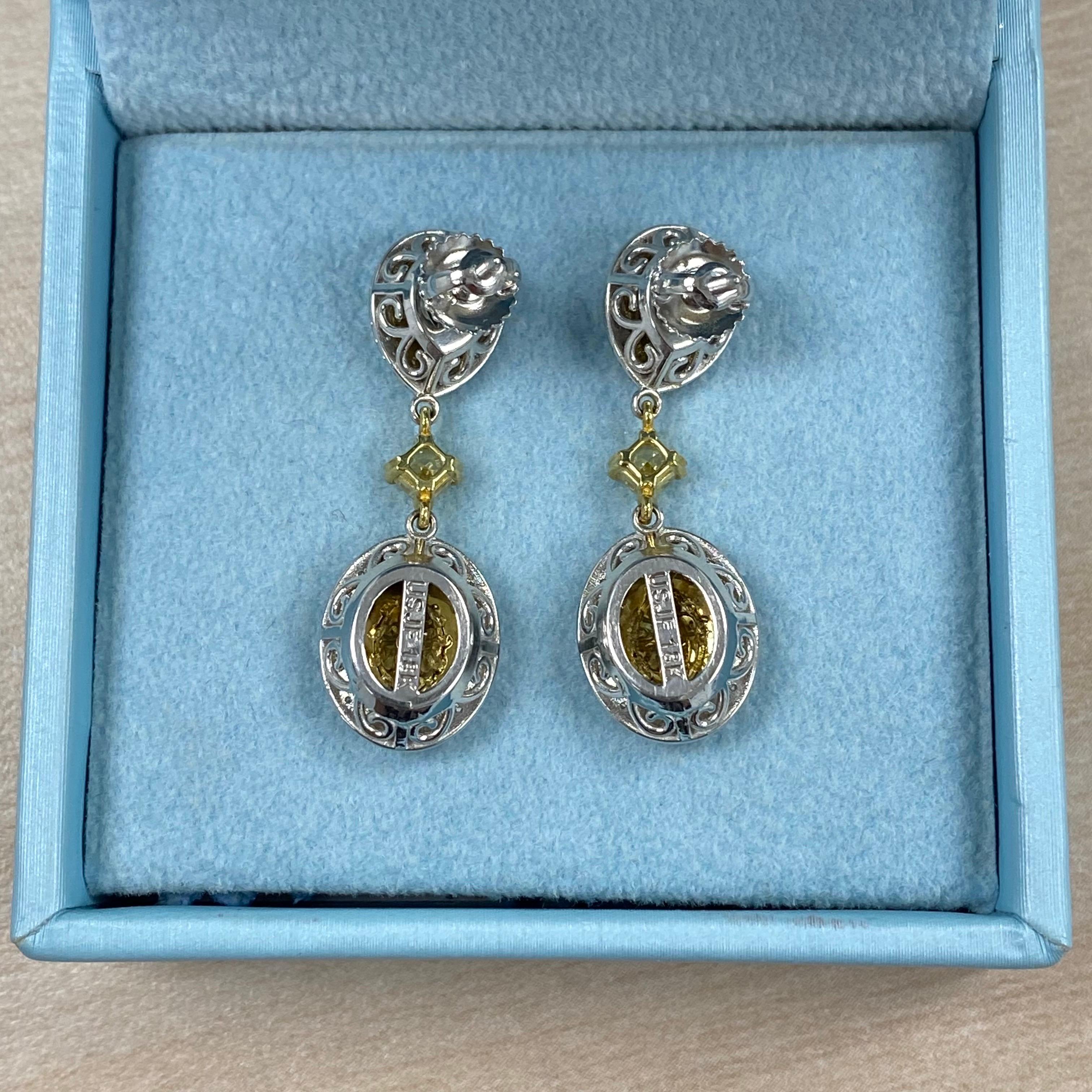 Pendientes colgantes de diamantes de 2,95 ct, corte ovalado amarillo fantasía natural, oro de dos tonos de 18k en venta 3