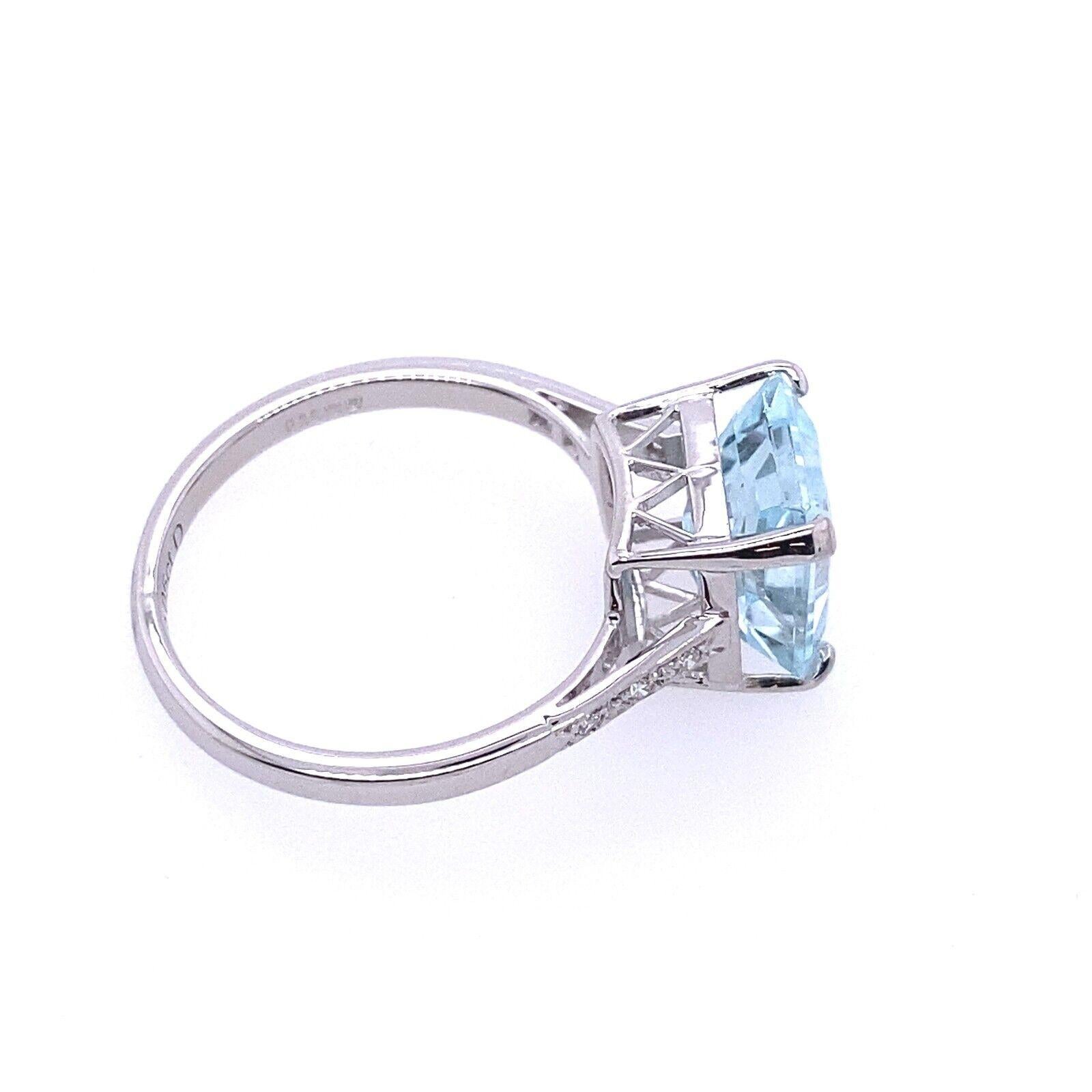 2.95ct Emerald Cut Aquamarine Set in 18ct White Gold Ring with Diamonds In Excellent Condition For Sale In London, GB
