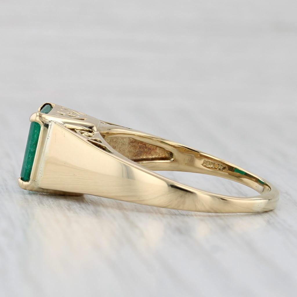 Informations sur les pierres précieuses :
- Emeraude naturelle -
Carats - 2,95ct (3,3 x 9,6 mm) 
Taille - Émeraude
Couleur - Vert
Traitement - Huilage
Veuillez noter qu'il y a des inclusions, des fractures et des cavités en surface.

Métal : Or