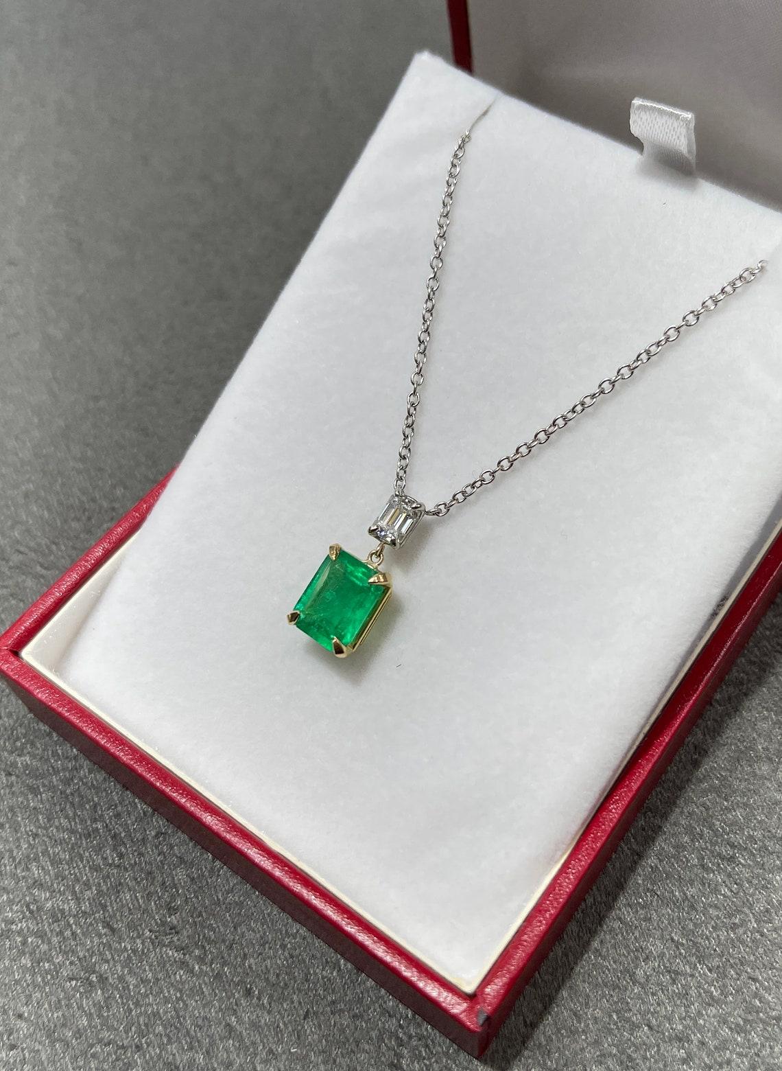 2.95tcw 18K Colombian Emerald & Emerald Diamond Dangle Necklace In New Condition For Sale In Jupiter, FL