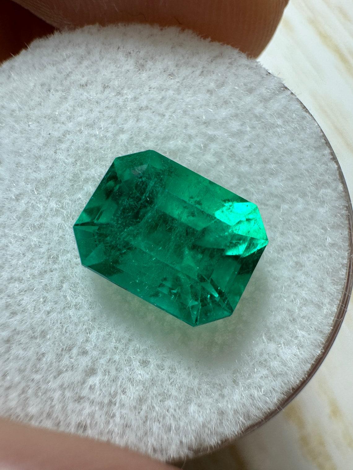 A. Stone: Smeraldo
Peso: 2,96 carati
Forma: Taglio smeraldo
Chiarezza: Trasparente
Lucentezza: Eccellente
Colore: Verde bluastro intenso
Misure: 9,76 mm x 7,53 mm x 6,53 mm
Origine geografica: Colombia
Trattamento: Naturale, oliatura

Commenti: A