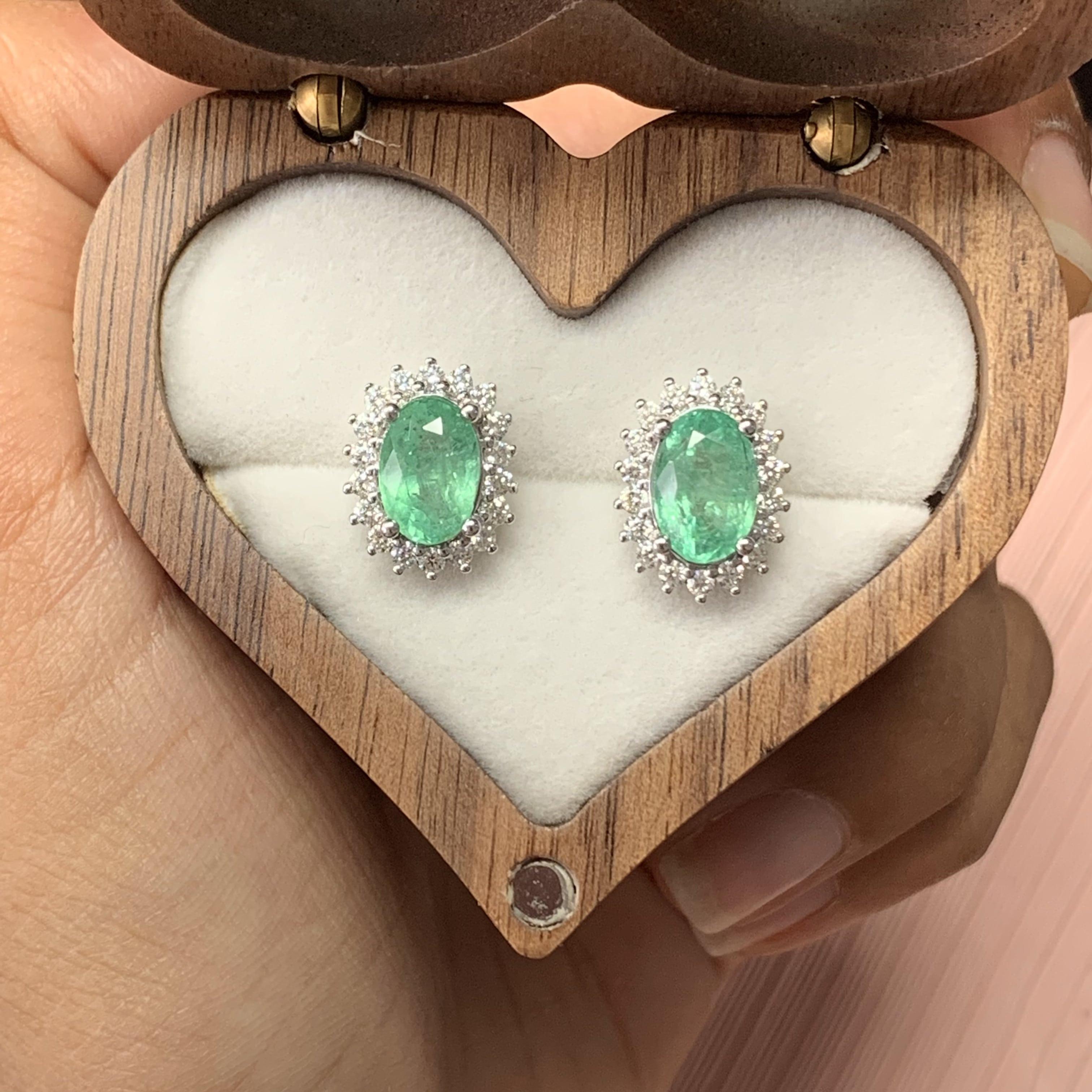 Ein äußerst reizvolles und klassisches Schmuckpaar mit diesen exquisiten und eleganten Smaragd-Ohrringen. Die Smaragde sind oval geschliffen und haben ein Gesamtgewicht von 2.96 Karat. 

Diese Smaragdohrringe sind zertifiziert und werden mit einem