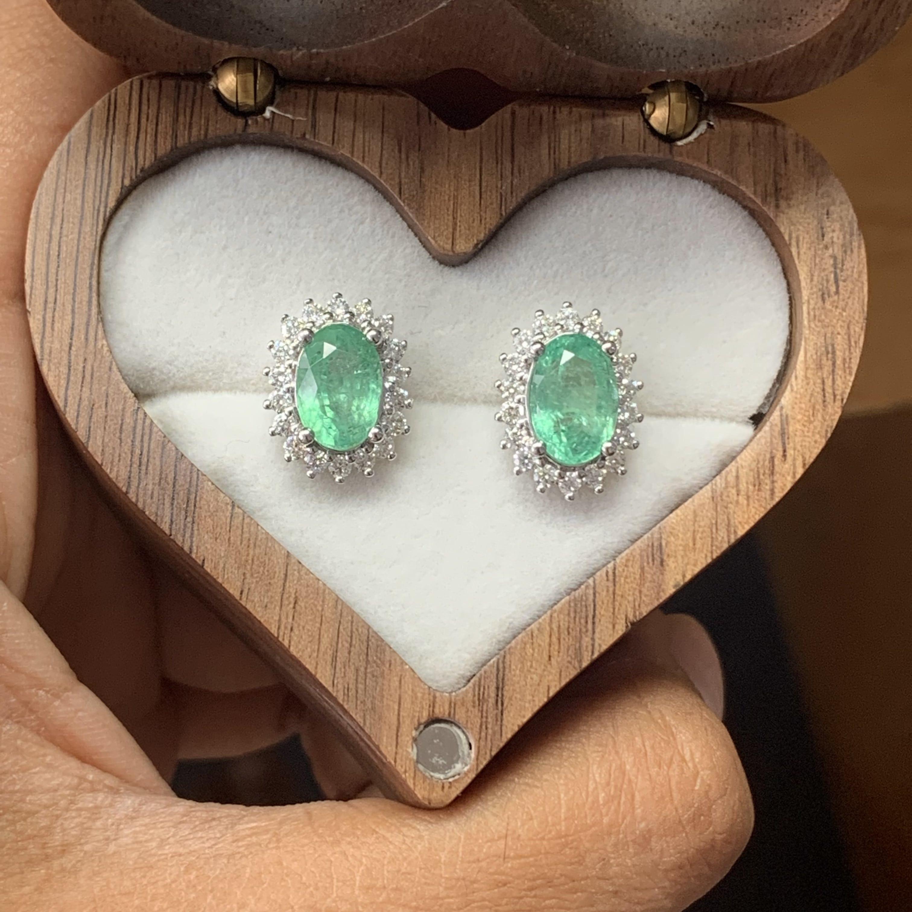  2.96 Carat Emerald Stud Earrings with Natural Diamonds in 18K White Gold  In New Condition For Sale In Bangkok, TH