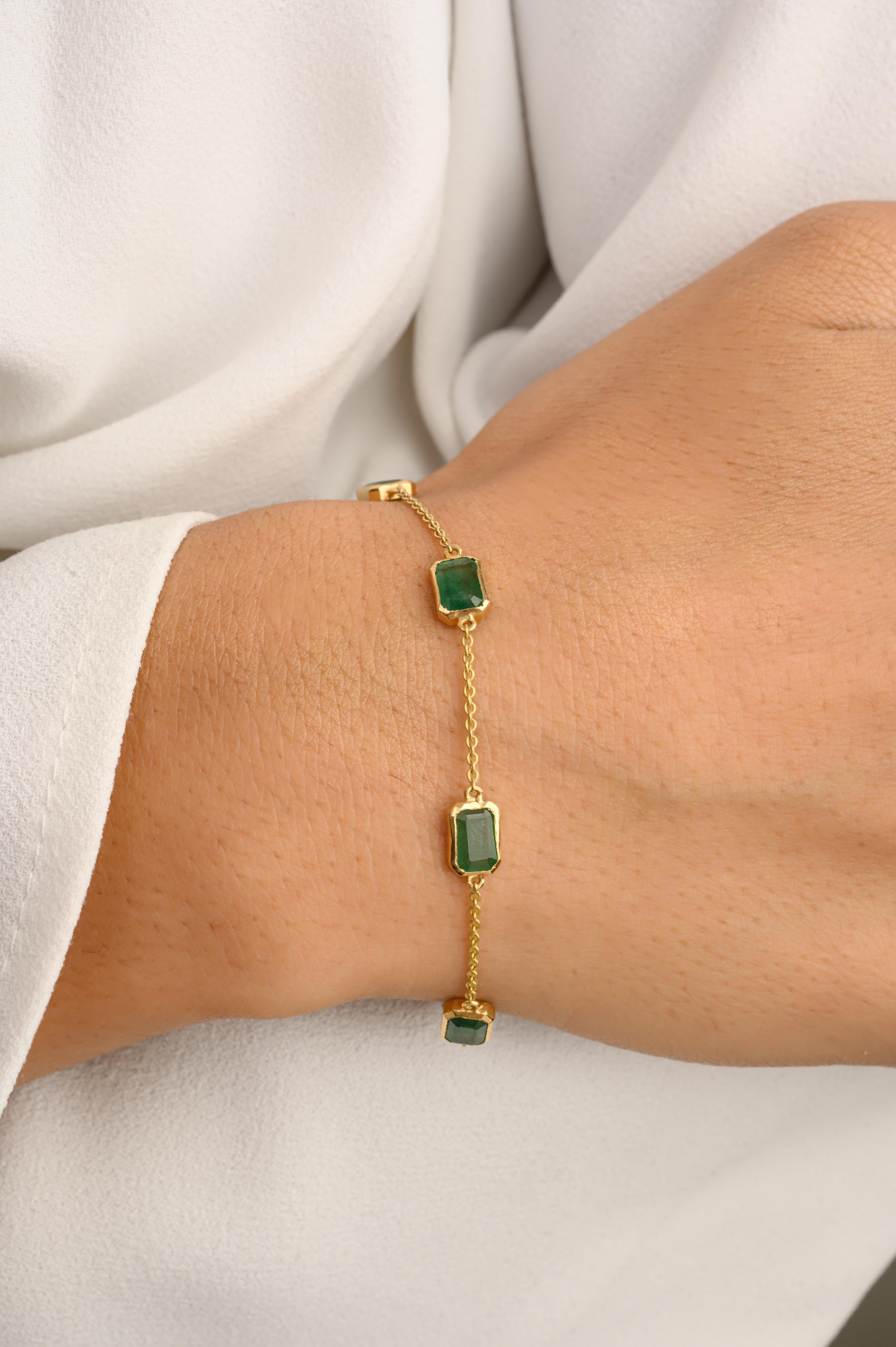 Dieses stapelbare Armband aus 14-karätigem Gold mit 2,96 Karat achteckigem Smaragd präsentiert einen unendlich funkelnden natürlichen Smaragd. Es misst 6 Zoll in der Länge. 
Smaragd steigert die intellektuellen Fähigkeiten.
Entworfen mit achteckigen