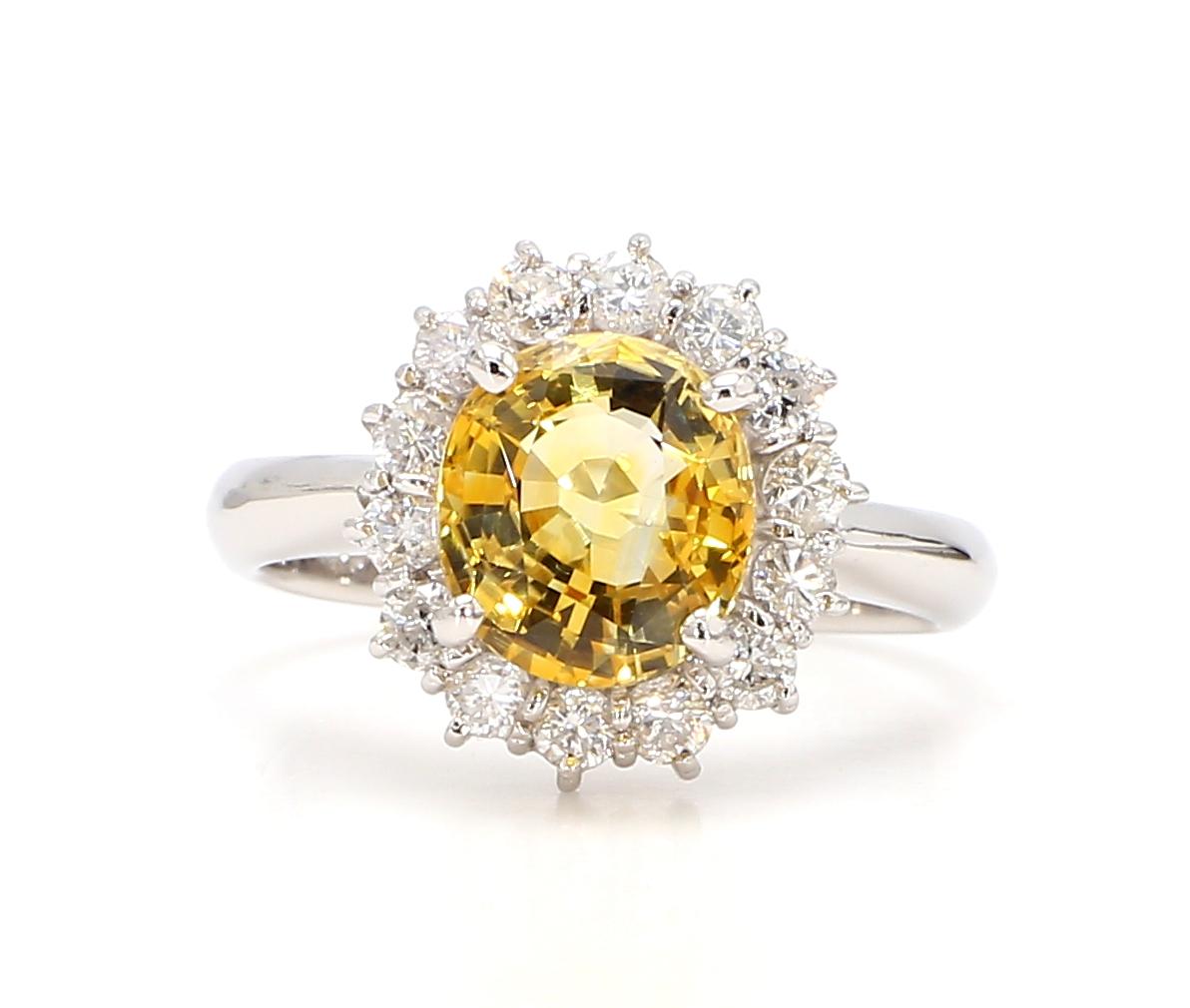 Cette exquise bague en diamant et saphir jaune est une véritable merveille d'élégance et de luxe. Réalisé avec une attention méticuleuse aux détails, il met en valeur la beauté intemporelle des diamants et l'allure captivante des saphirs jaunes.