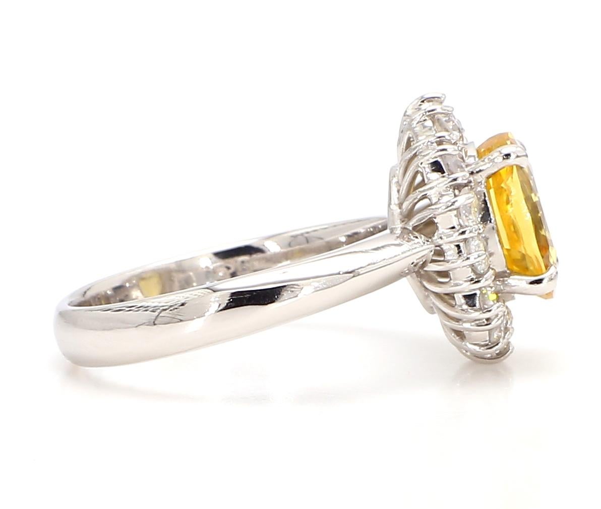 Taille ronde Bague en or 18 carats avec saphir jaune 2,96 carats et diamants en vente