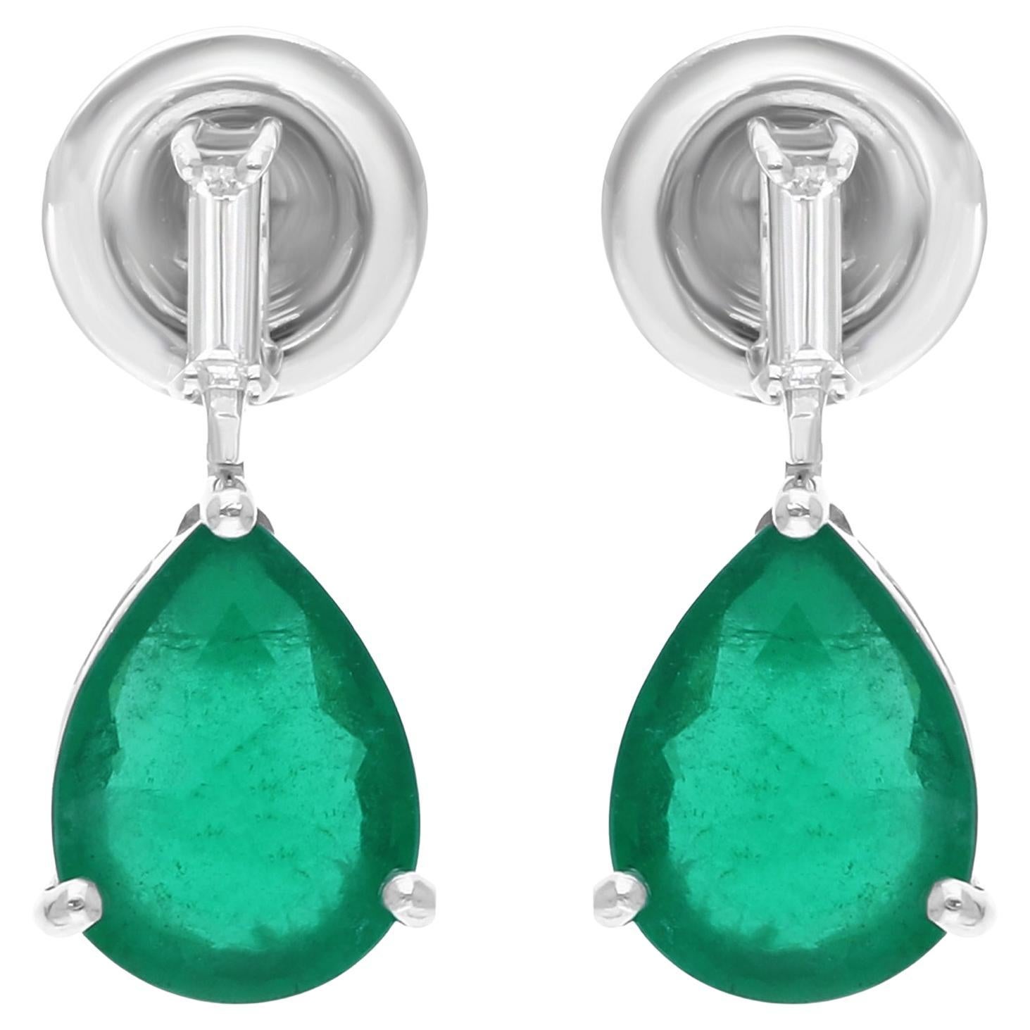 Boucles d
oreilles en or blanc 14 carats avec émeraude de Zambie de 2,96 carats et diamants 0,12 carat SI/H