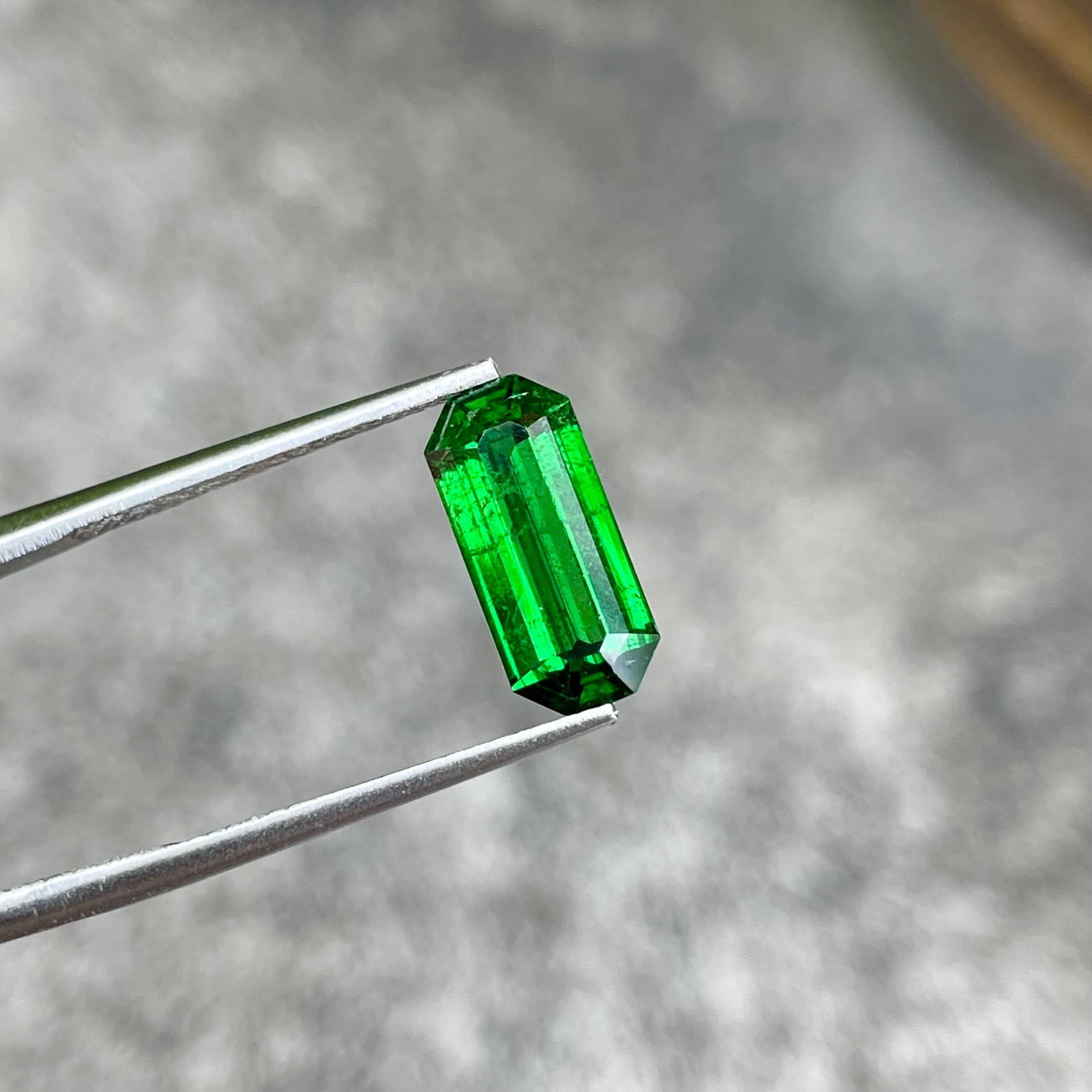 Peso 2,96 carati 
Dimensioni 13,0x5,9x4,1 mm 
Trattamento nessuno 
Origine Kenya 
Clarity VSS
Forma ottagonale 
Taglio smeraldo 



Questo squisito Greene & Greene verde da 2,96 carati, sapientemente tagliato in un'elegante forma a smeraldo, è una