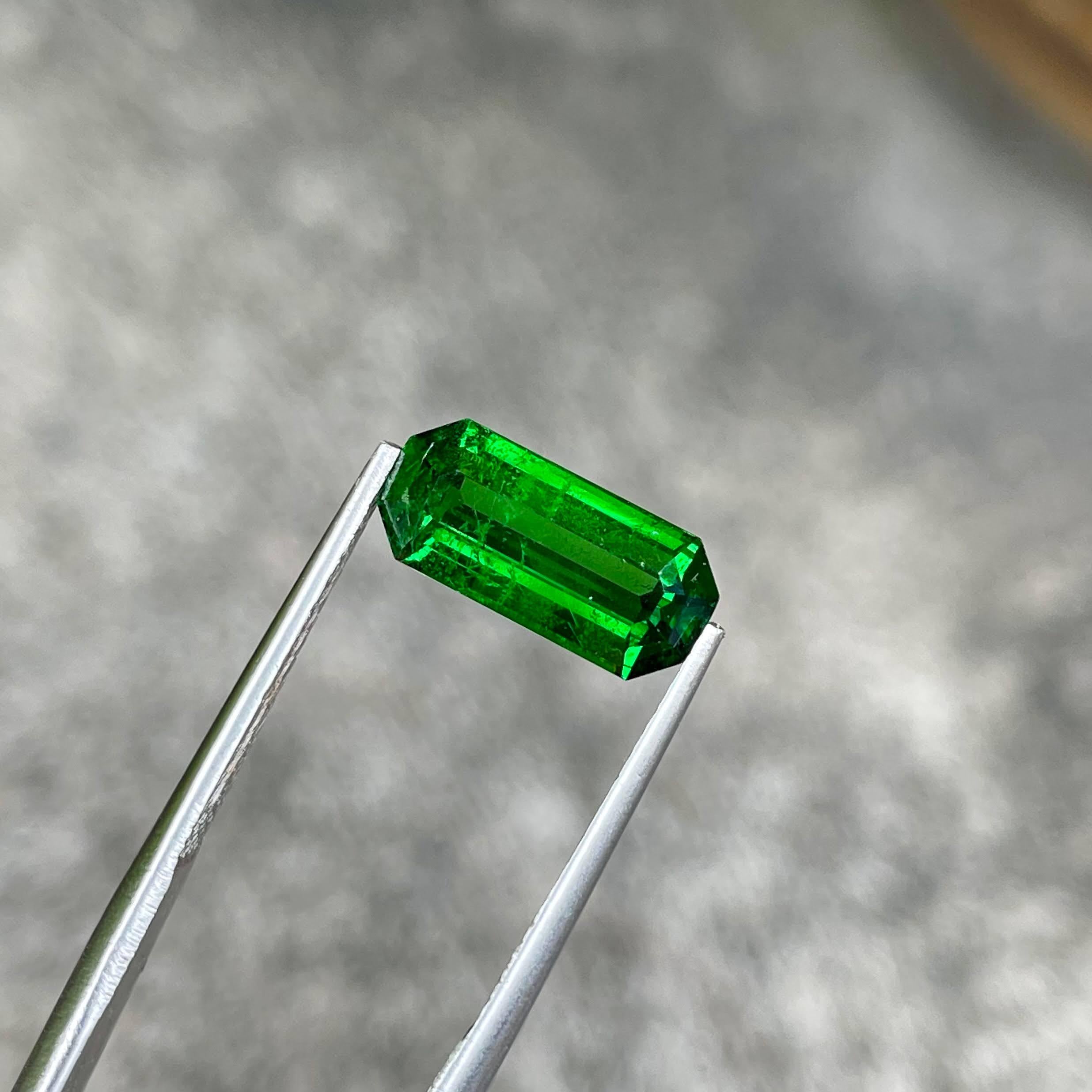 Taglio smeraldo 2.96 Carati di Granato Verde Tsavorite Taglio Smeraldo Gemma Naturale Dal Kenya in vendita