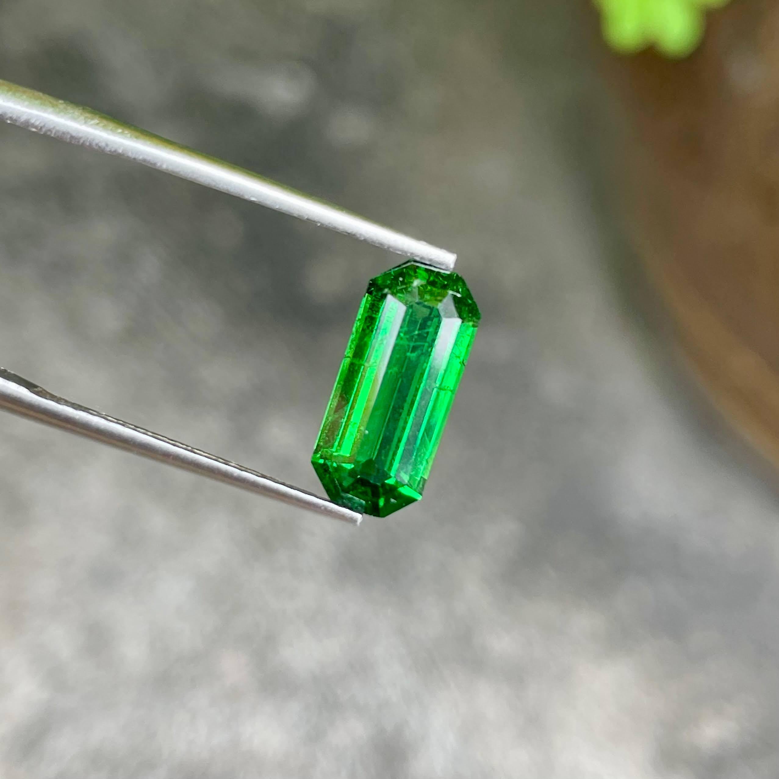 2.96 Carati di Granato Verde Tsavorite Taglio Smeraldo Gemma Naturale Dal Kenya In condizioni Nuovo in vendita a Bangkok, TH