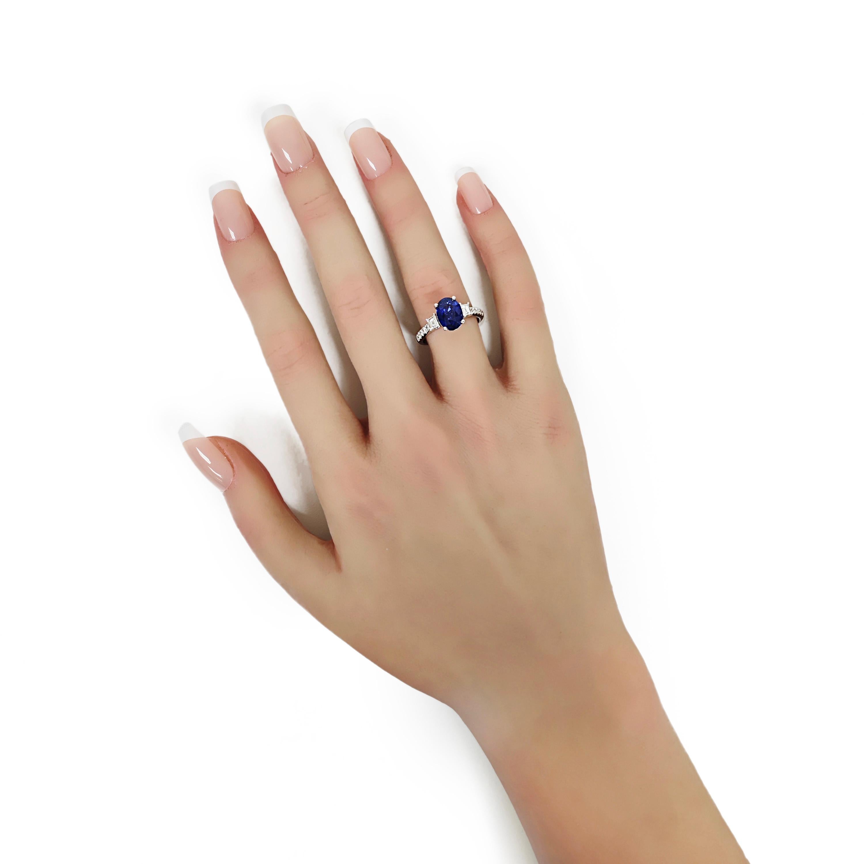 Oval Cut 2.96 Carats Sapphire and Diamond White Gold Ring For Sale
