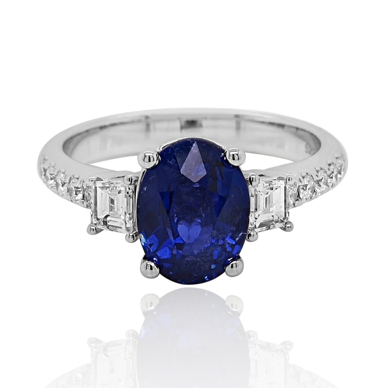 Women's or Men's 2.96 Carats Sapphire and Diamond White Gold Ring For Sale