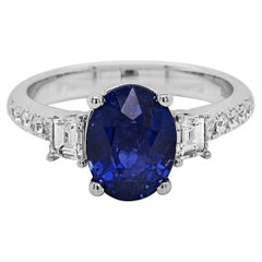 Anillo de oro blanco con zafiro y diamantes de 2,96 quilates