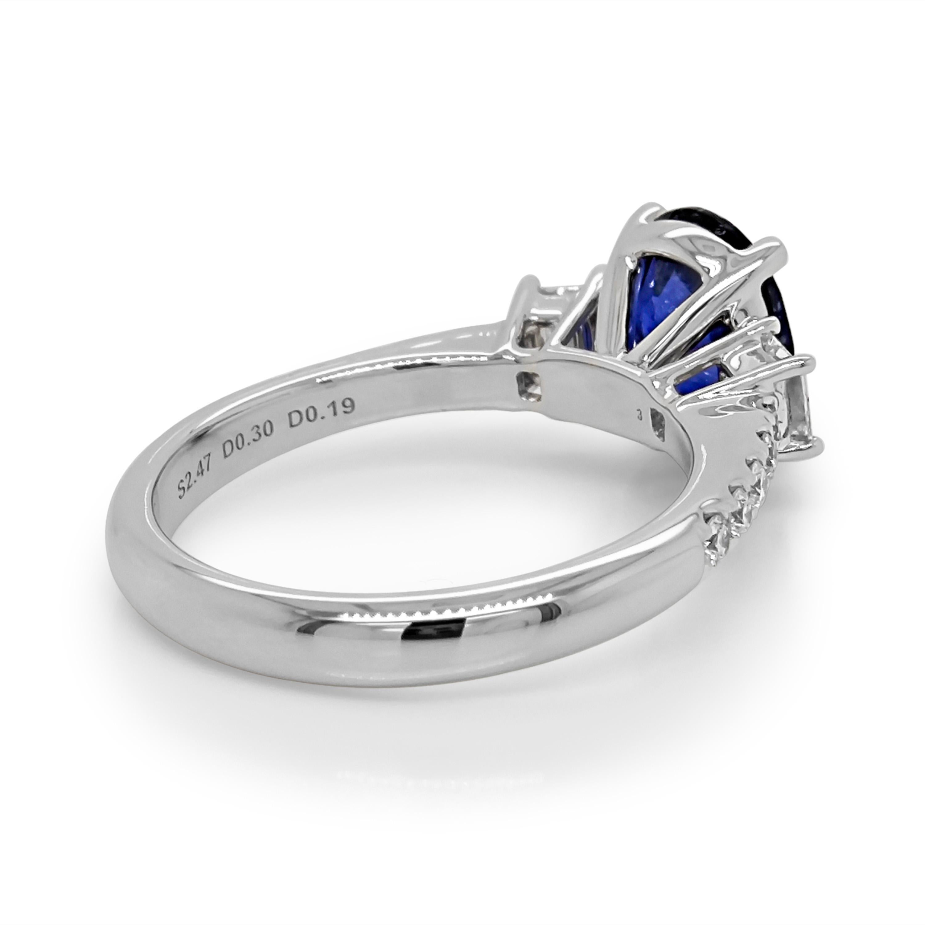 1 Saphir Edelstein: 2,47 Karat
2 weiße Diamanten: 0,3 Karat
10 weiße Diamanten: 0,19 Karat
Metall: 18K Weißgold, 4,60 Gramm