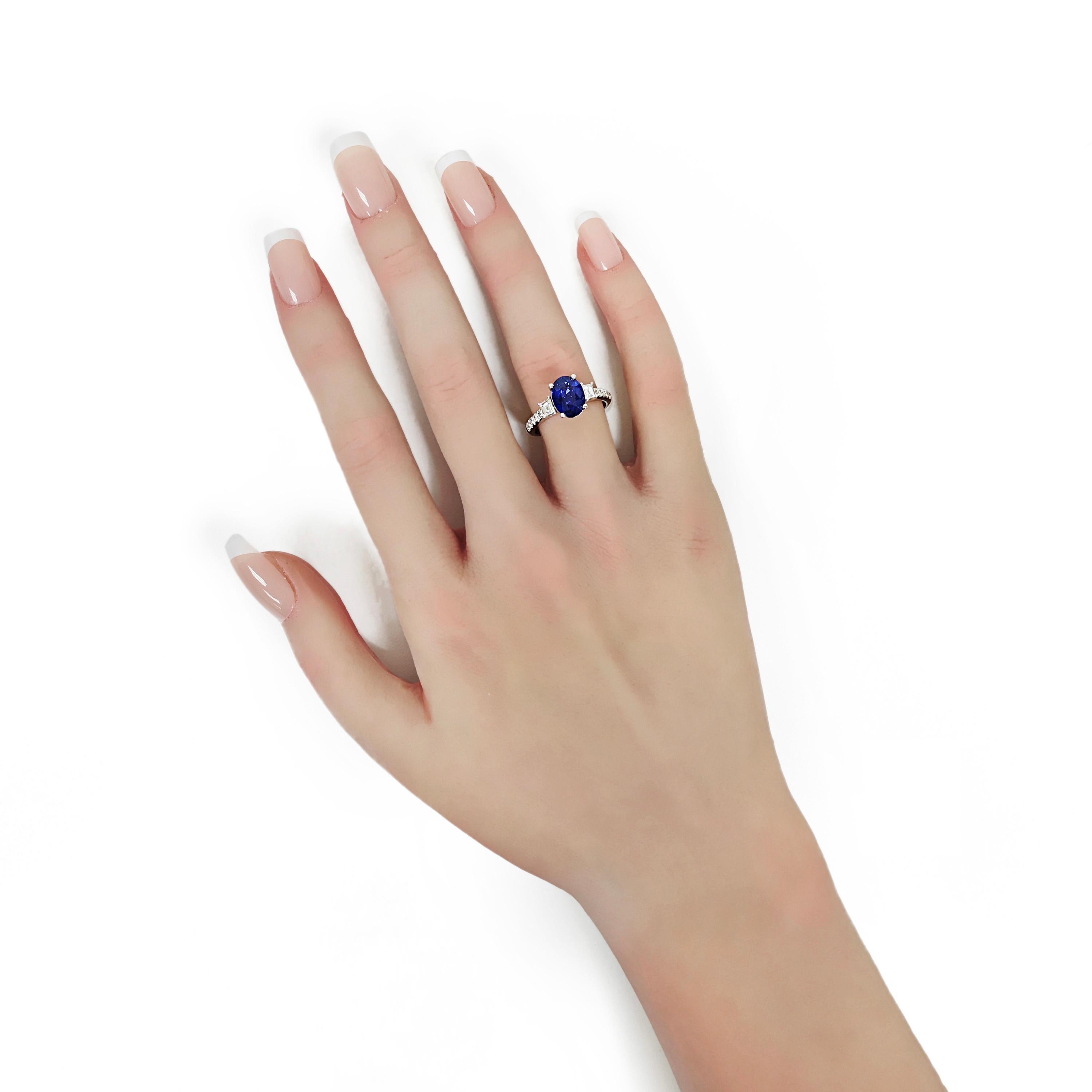 Ring aus Weißgold mit 2,96 Karat Saphir und weißem Diamant (Ovalschliff) im Angebot