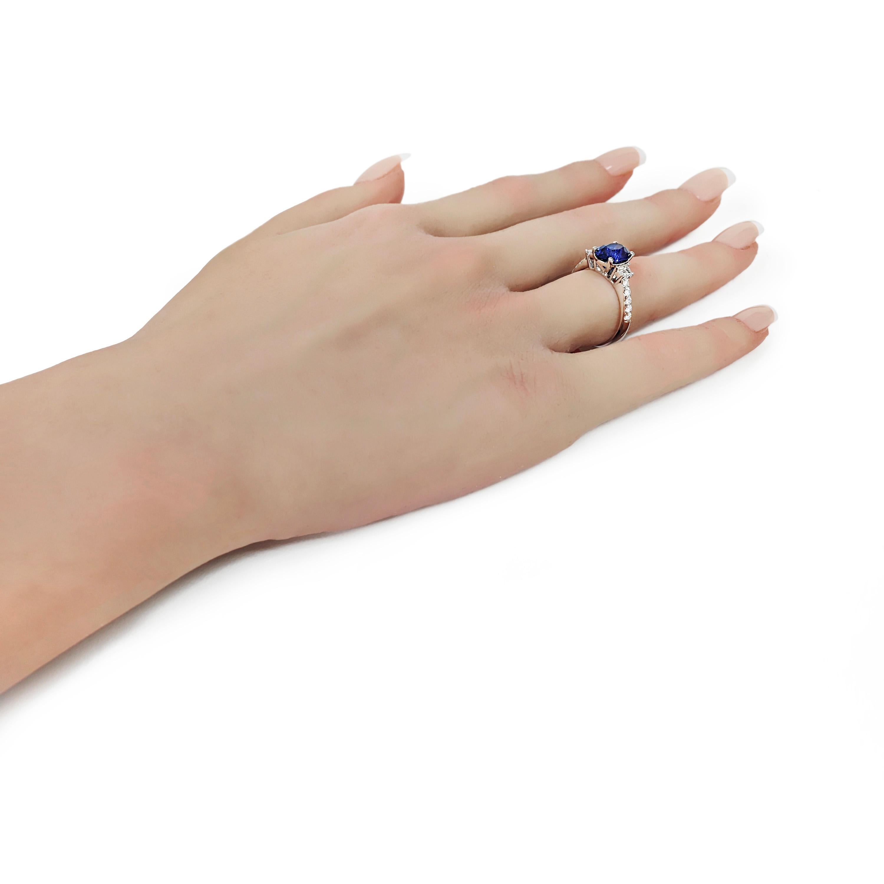 Ring aus Weißgold mit 2,96 Karat Saphir und weißem Diamant im Zustand „Neu“ im Angebot in New York, NY