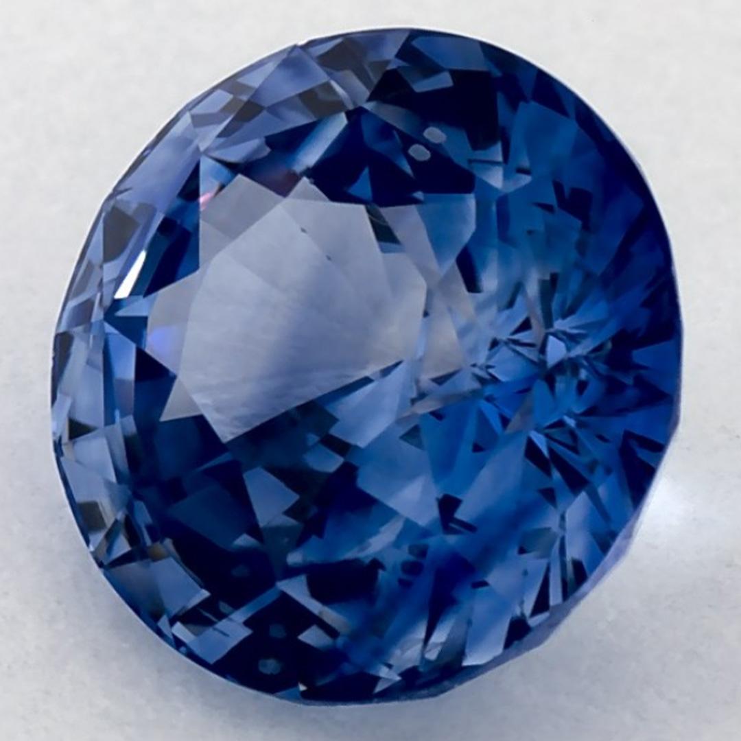 Questo zaffiro blu naturale offre eleganza e raffinatezza. Con la sua ricca saturazione del colore e il taglio preciso, è il centro perfetto per un anello di fidanzamento o un design di gioielli di lusso.

Questo zaffiro proviene dallo Sri Lanka