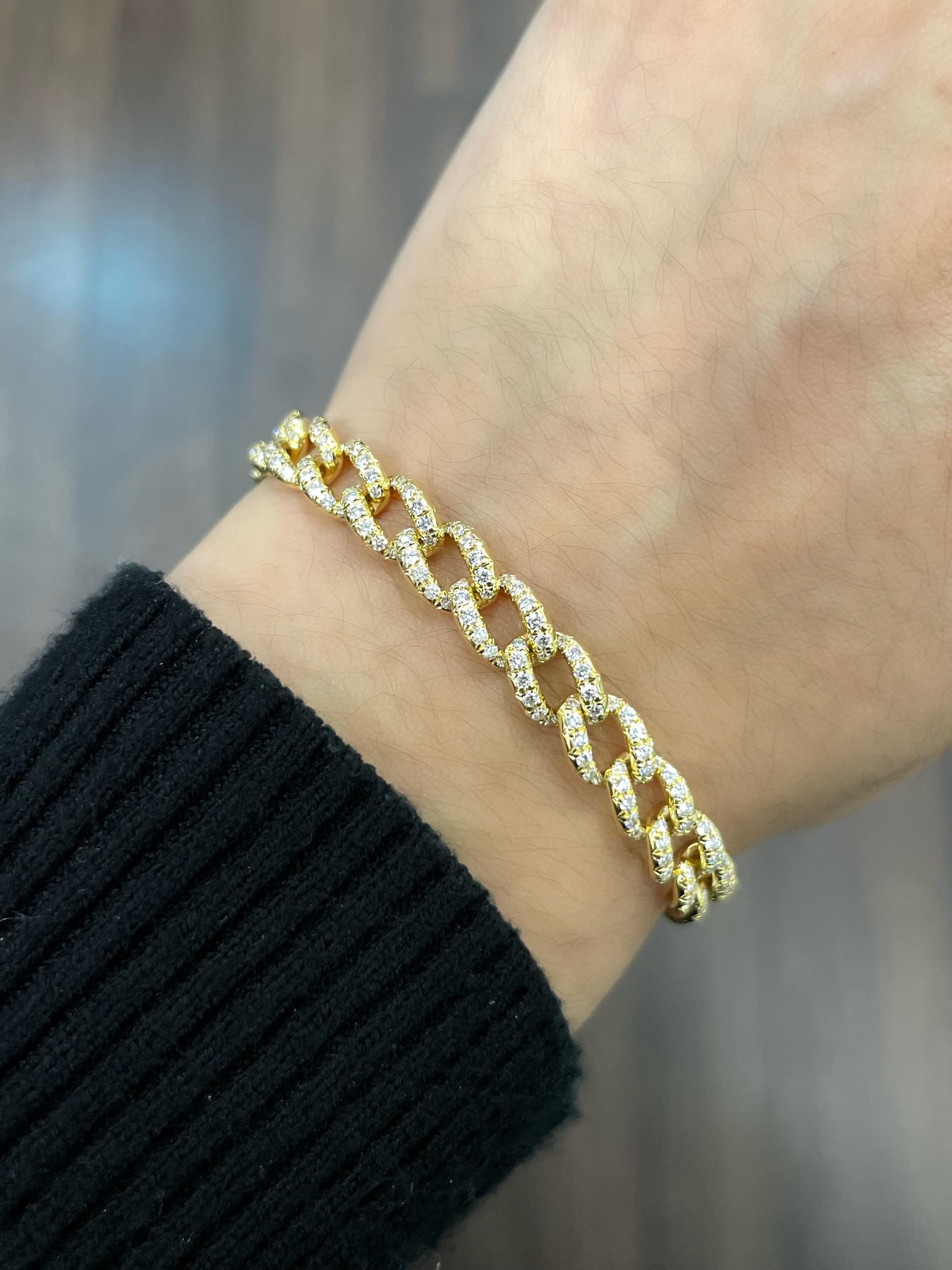This Cuban link bracelet is set with 2.96 ct diamonds. The diamonds are E/F in color, and VVS1/VVS2 in clarity. The bracelet is available in 18k yellow or 18k rose gold at 7 inches in length. 