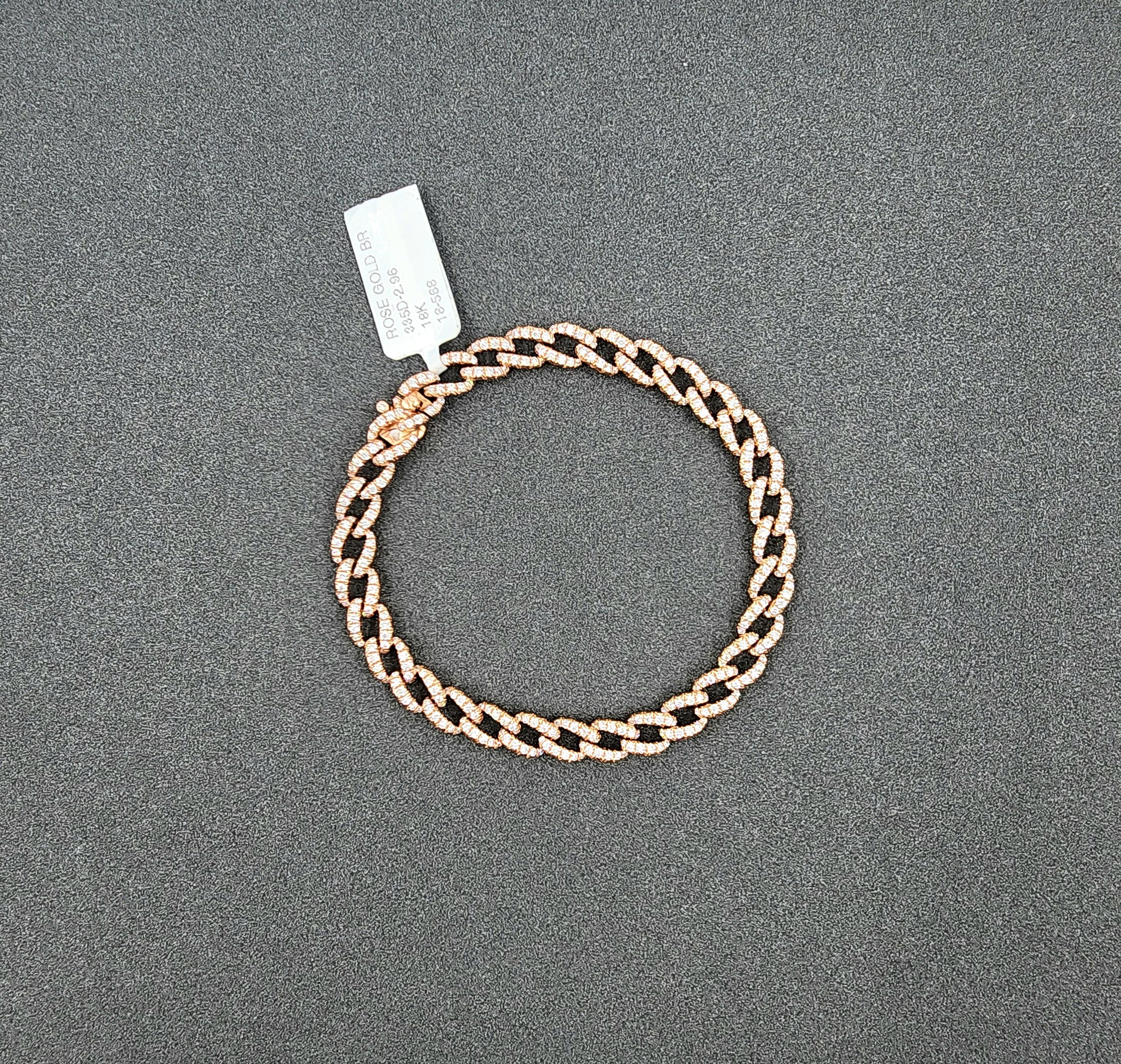 Ce magnifique bracelet en diamant à maillons cubains est serti en or rose 18 carats. Le bracelet comporte 335 diamants de couleur E/F et de pureté VS. Un magnifique bracelet à ajouter à toute garde-robe.