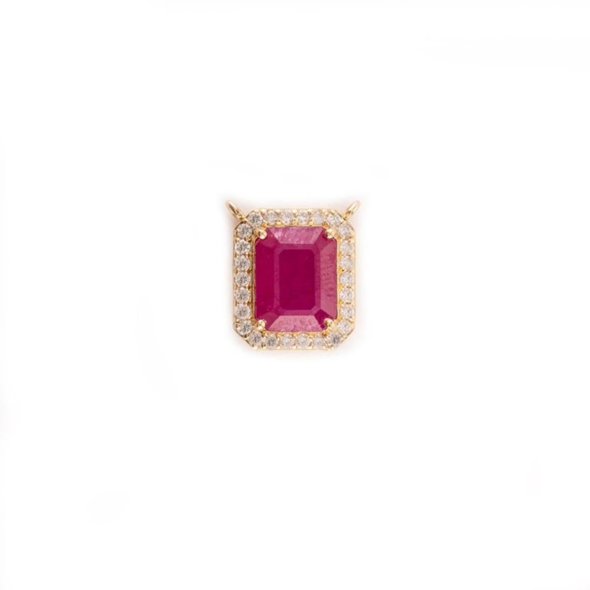 Ciondolo in oro giallo 18k con diamante aureolato e rubino prezioso con taglio ottagonale da 2,96 CTW In condizioni Nuovo in vendita a New York, NY