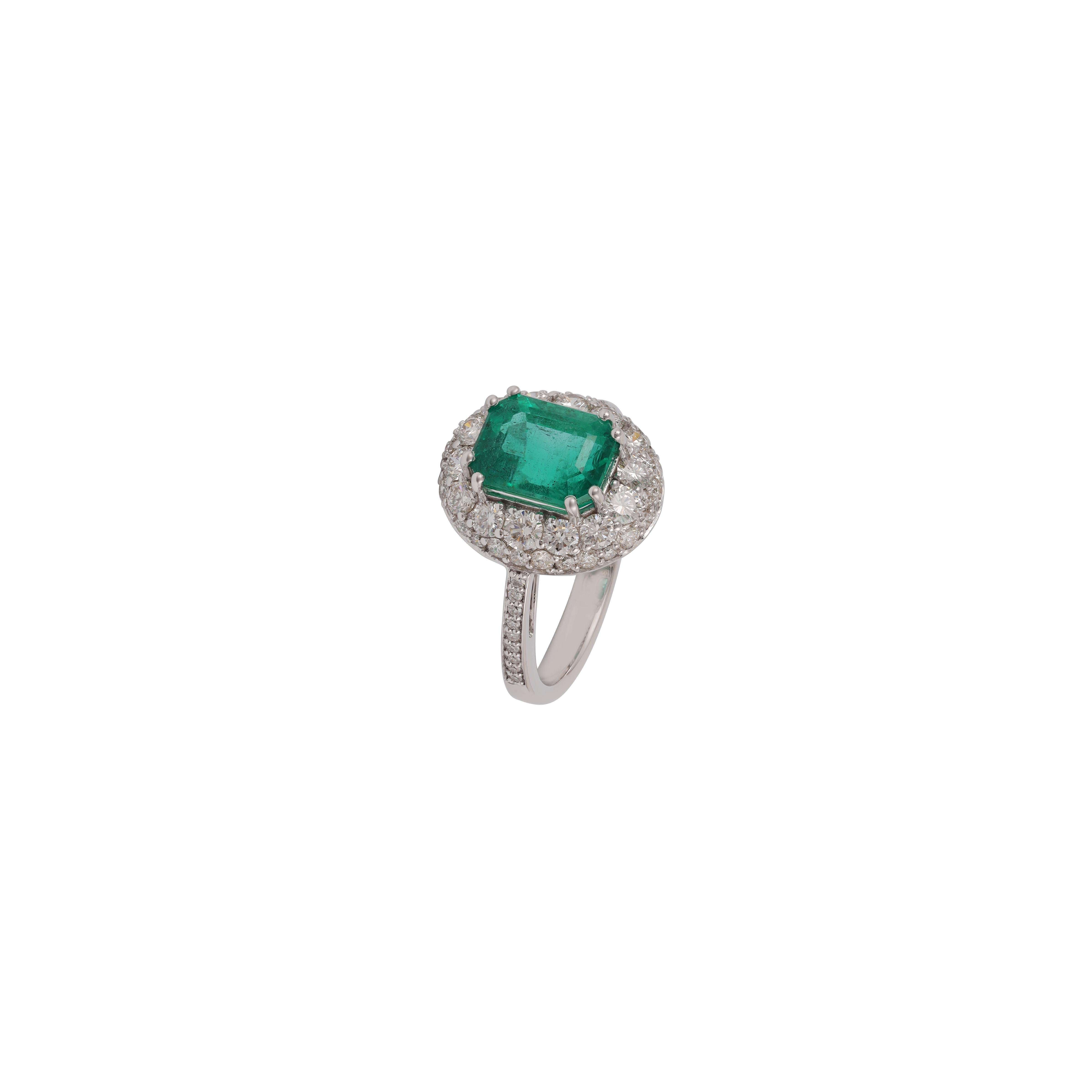 Contemporary 2.97 Carat Clear Zambian Emerald & Diamond Double Cluster Ring in 18k Gold For Sale